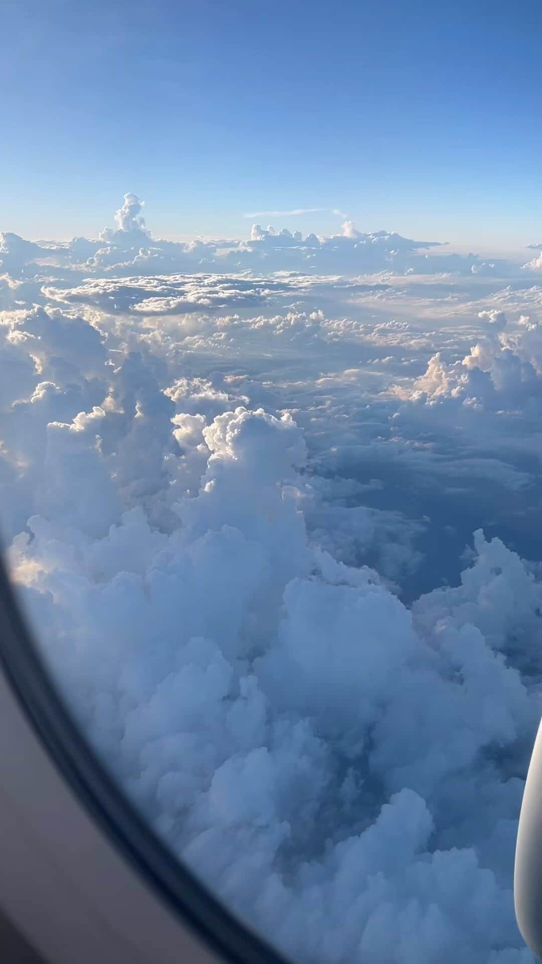 恒松あゆみのインスタグラム：「空の旅。  癒しのひとときを。   #出張   #飛行機   #雲海」
