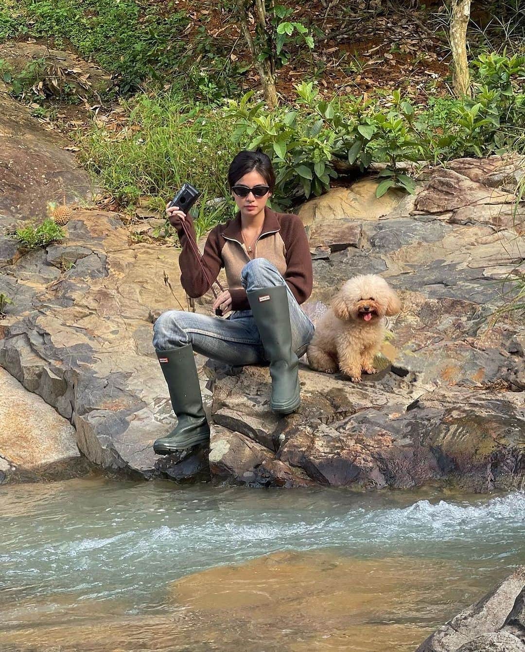 ハンターブーツのインスタグラム：「@vievie96 and her partner in crime are ready for anything. #HunterBoots」