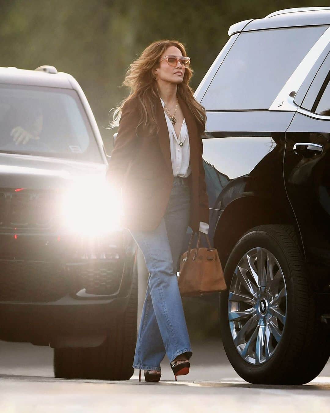 サントーニのインスタグラム：「Finding her light. Spotted in L.A., @jlo steps out in #Santoni, wearing our double-buckle platform sandal.   #InSantoni #JenniferLopez」