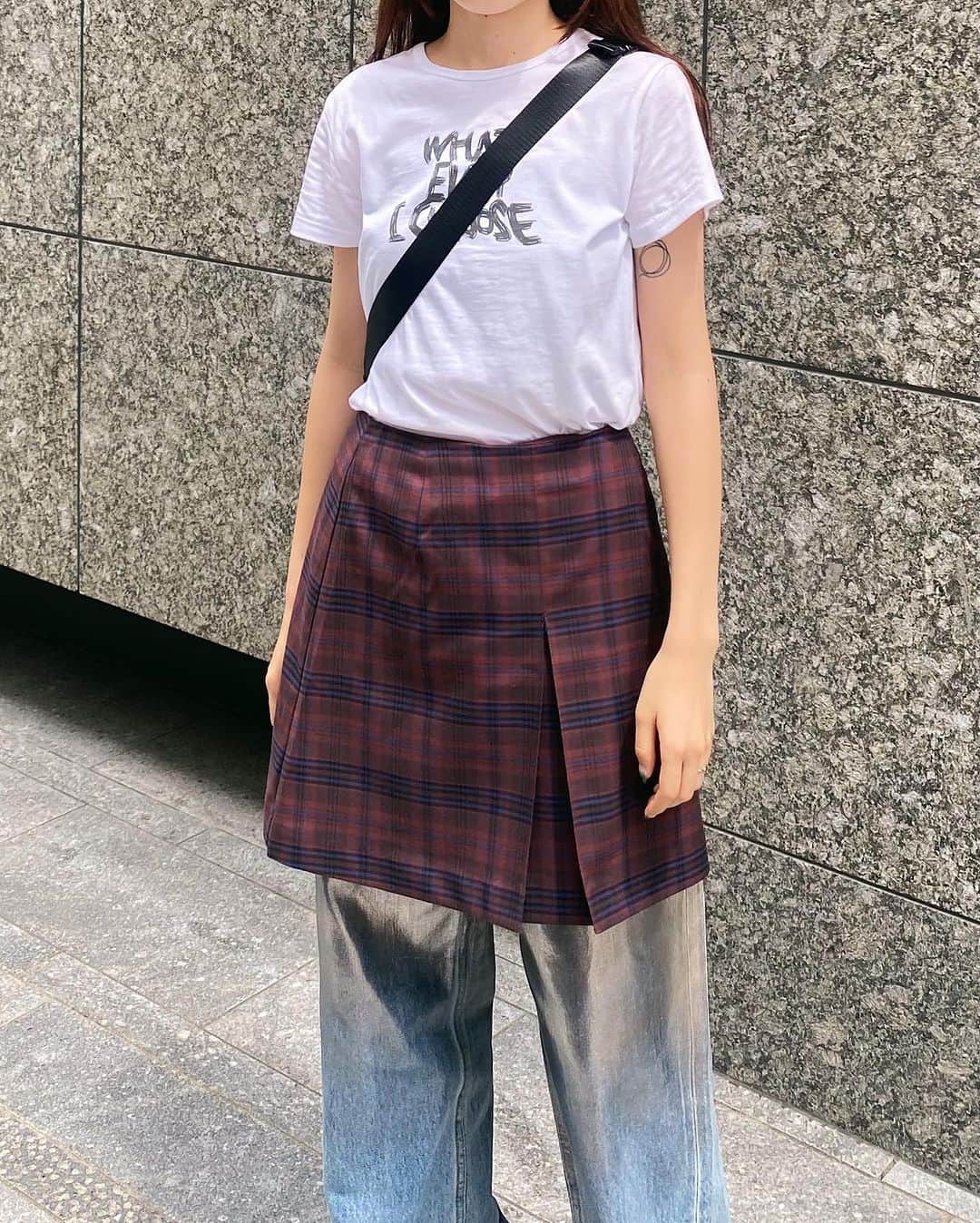 MOUSSY SNAPさんのインスタグラム写真 - (MOUSSY SNAPInstagram)「#MOUSSYSNAP @kanon_makabe 157cm  ・MAKER LOGO TEE(010GAQ90-5260) ・FRONT TUCK CHECK SKIRT(010GAS30-7150) ・FOIL PRINT 90S LOWRISE STRAIGHT(010GAS11-5230) 全国のMOUSSY店舗／SHEL'TTER WEBSTORE／ZOZOTOWNにて発売中。  #MOUSSY #MOUSSYJEANS」8月25日 22時41分 - moussysnap