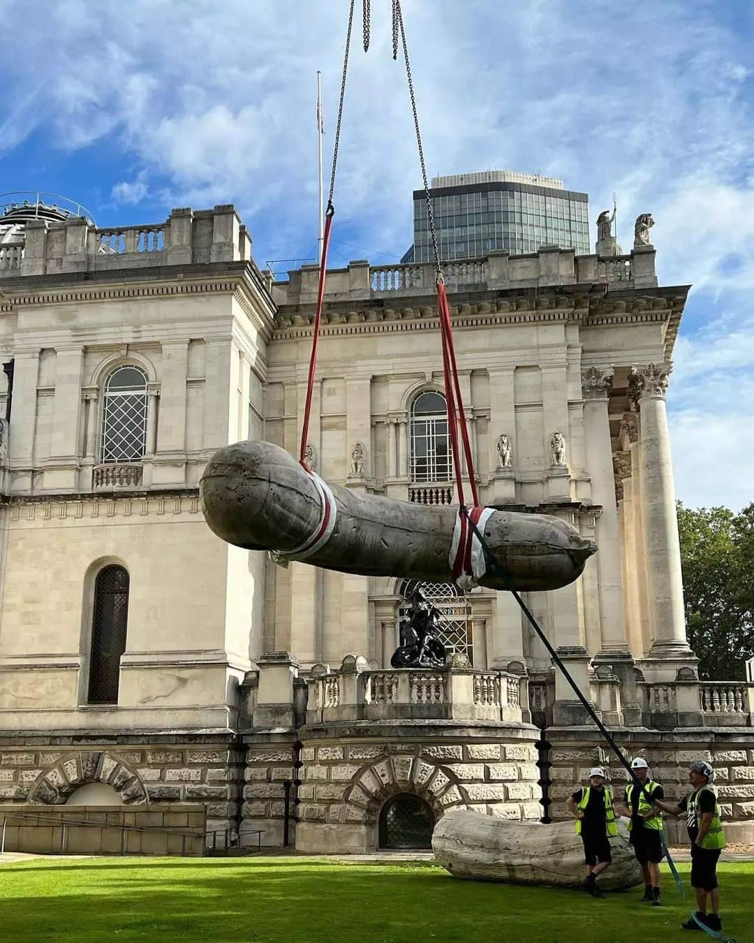 テート・ギャラリーさんのインスタグラム写真 - (テート・ギャラリーInstagram)「Incoming...! 🍆  Two giant marrows have landed outside Tate Britain in time for the Bank Holiday weekend. ☀️ Cast entirely of concrete and named Florian and Kevin, Sarah Lucas’s fantastical sculptures will inhabit the gallery's front lawn throughout Lucas's exhibition, HAPPY GAS, until January 2024. Seemingly transported from a fairy tale, Florian and Kevin play with our sense of scale, offering a perspective that is both familiar and disconcerting.  If you think these are funny, make sure to see Sarah Lucas’s #HAPPYGAS, a brash, daring exploration of what it means to be human. Doors open 28 September at Tate Britain.  📷 Captured by @Mikei_Hall, Tate's Senior Art Handler」8月25日 22時33分 - tate