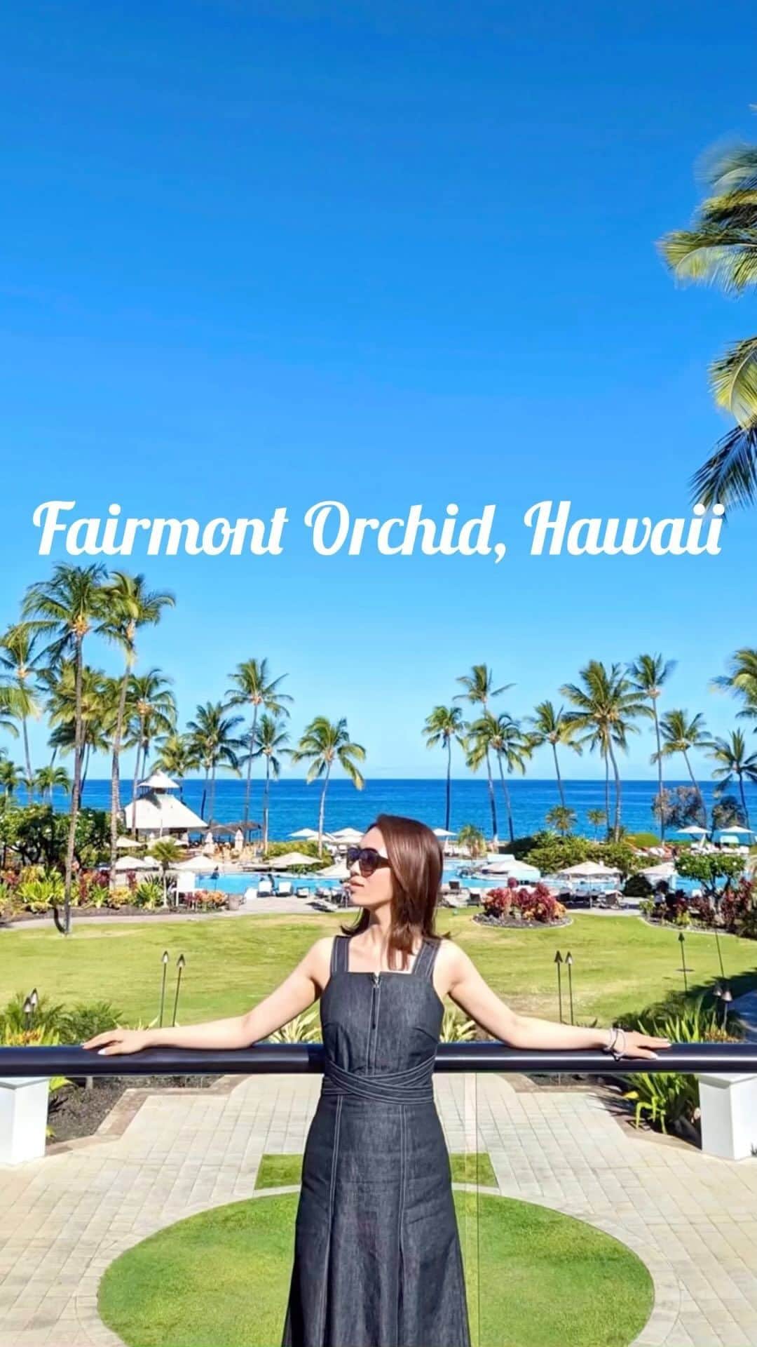 安岡あゆみのインスタグラム：「. 📍Fairmont Orchid, Hawaii ハワイ島ではフェアモントに宿泊しました🏝️ 一歩踏み入れた瞬間から、リゾート感を味わえる開放的なロビー。 緑が美しい中庭の向こうに海が望め、エメラルドブルーとコバルトブルーの境界線がとても綺麗にはっきりと見ることができます⛱️ 敷地内にはプライベートビーチがあり、シュノーケリングを楽しめたり🤿レストランもいくつかあるのでホテル内で十分にハワイを満喫できる作りです。 （と言いつつも、私たちは車で往復1時間半かけて和食を食べにいきましたが🇯🇵笑） 同じハワイと言えどオアフ島/ホノルルは都会、ハワイ島/コナはTHEリゾートなので違った楽しみ方ができました🌺 . . #hawaii #hawaiitrip #bigisland #fairmont #fairmontorchidhawaii #oceanview #roomtour #ayumi_y_travel #ハワイ #ハワイ旅行 #ハワイ島 #ハワイ島旅行 #フェアモントオーキッドハワイ #フェアモント #ハワイホテル #オーシャンビュー #ルームツアー #ルームツアー動画」