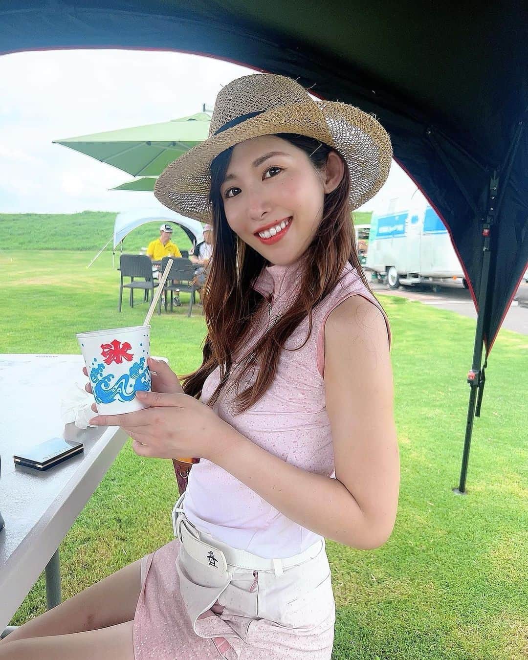 千代田唯さんのインスタグラム写真 - (千代田唯Instagram)「8月千代田カップ⛳️ @smilegolf2018  ご参加くださった方々ありがとうございました🌸  ウェア👗 @munsingwear_jp  ピンクで可愛いくてお気に入り🎀 ただ‥久しぶりに着てみたらぴちぴちでした🥹痩せよう🙌笑  KOSHIGAYA GOLF CLUBで開催しました✨ クラブハウスは可愛くて、写真映えするスポットがたくさん！💕 アップダウンが少なく周りやすかったです☺️暑い夏はカート乗り入れ可のコースは有難いですよね〜✨  そして、お昼はみんなでBBQ🍖楽しかった です🙌 私の味付けは意外にも好評でした！笑 皆様と素敵な夏の思い出ができました〜☺️💕  次回もとても楽しみです✨ 毎月開催できたらいいなと思っていますので、是非ご参加お待ちしております🙌🎀  #千代田カップ #スマイルゴルフ #麦わら帽子#マンシングウェア  #ゴルフウェア#ゴルフ女子#ゴルフコーデ #ゴルフ好きな人と繋がりたい#ゴルフ大好き#ゴルフ女子コーデ#ゴルフスタグラム#スイング動画#夏ゴルフ」8月25日 22時38分 - chiyodayui0920