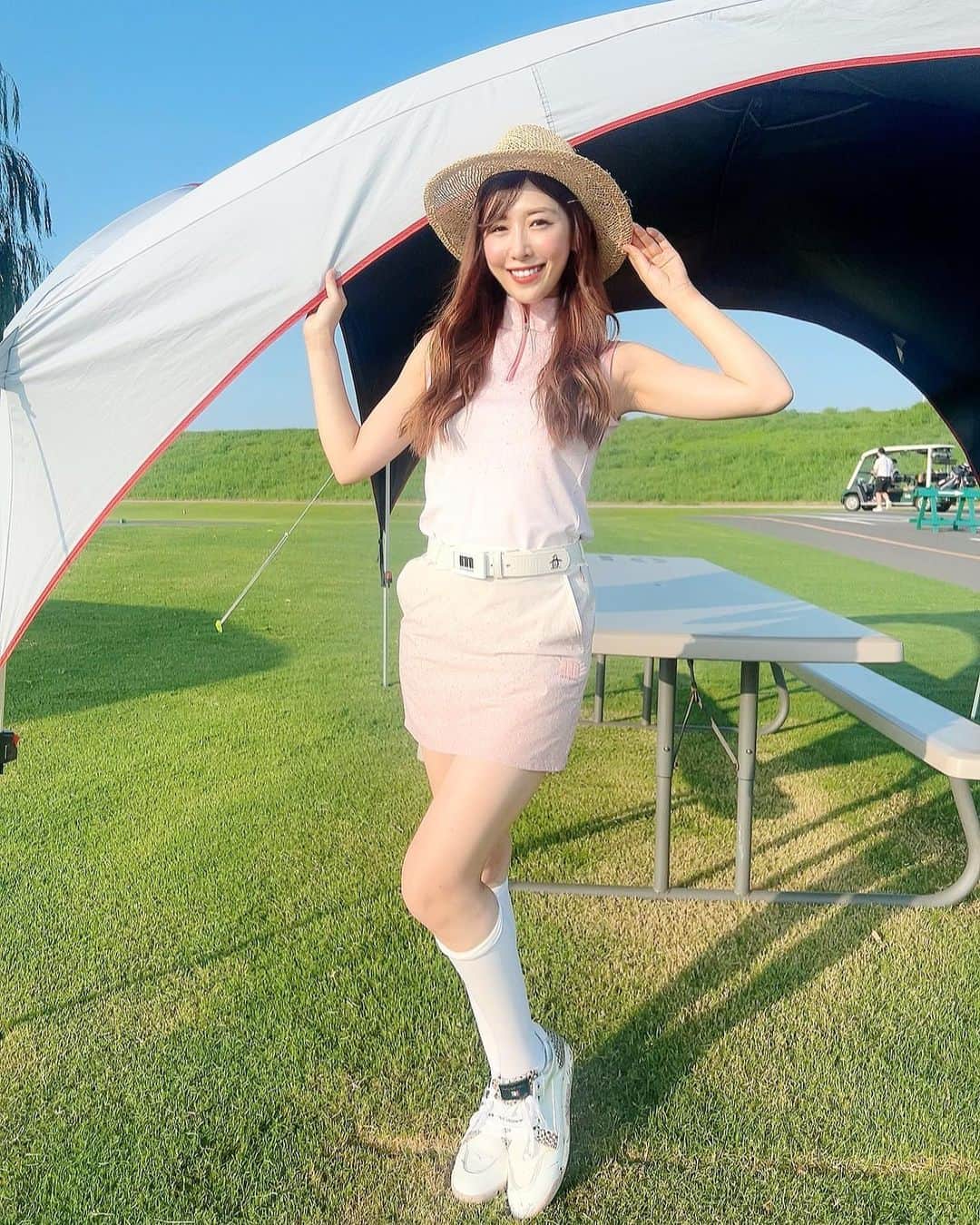 のインスタグラム：「8月千代田カップ⛳️ @smilegolf2018  ご参加くださった方々ありがとうございました🌸  ウェア👗 @munsingwear_jp  ピンクで可愛いくてお気に入り🎀 ただ‥久しぶりに着てみたらぴちぴちでした🥹痩せよう🙌笑  KOSHIGAYA GOLF CLUBで開催しました✨ クラブハウスは可愛くて、写真映えするスポットがたくさん！💕 アップダウンが少なく周りやすかったです☺️暑い夏はカート乗り入れ可のコースは有難いですよね〜✨  そして、お昼はみんなでBBQ🍖楽しかった です🙌 私の味付けは意外にも好評でした！笑 皆様と素敵な夏の思い出ができました〜☺️💕  次回もとても楽しみです✨ 毎月開催できたらいいなと思っていますので、是非ご参加お待ちしております🙌🎀  #千代田カップ #スマイルゴルフ #麦わら帽子#マンシングウェア  #ゴルフウェア#ゴルフ女子#ゴルフコーデ #ゴルフ好きな人と繋がりたい#ゴルフ大好き#ゴルフ女子コーデ#ゴルフスタグラム#スイング動画#夏ゴルフ」