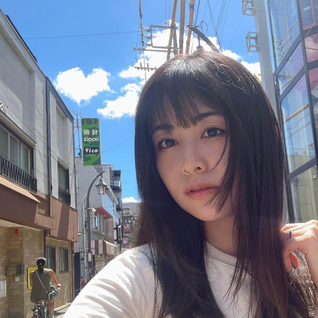 佐久間采那さんのインスタグラム写真 - (佐久間采那Instagram)「.  夏休みみたいな空☁️☀ こんなにも青い空と どうしても一緒に写真に写りたい人  もくもくの雲  髪の毛を綺麗にして頂いて嬉しいのと、ペンシルアイライナーって可愛いと知った日❣  覗き見る愉しみ は 知らなかった世界観😂  #東京都写真美術館 #おさんぽ #お散歩 #青い空」8月25日 22時38分 - sakuma_ayana