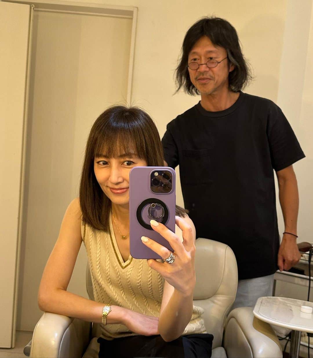 矢田亜希子さんのインスタグラム写真 - (矢田亜希子Instagram)「髪の毛が伸びていたのでやはりすぐに切りに行きました #松本さんカット#4枚目写真は短くなりました#別日なのにニット同じ」8月25日 22時42分 - akiko_yada
