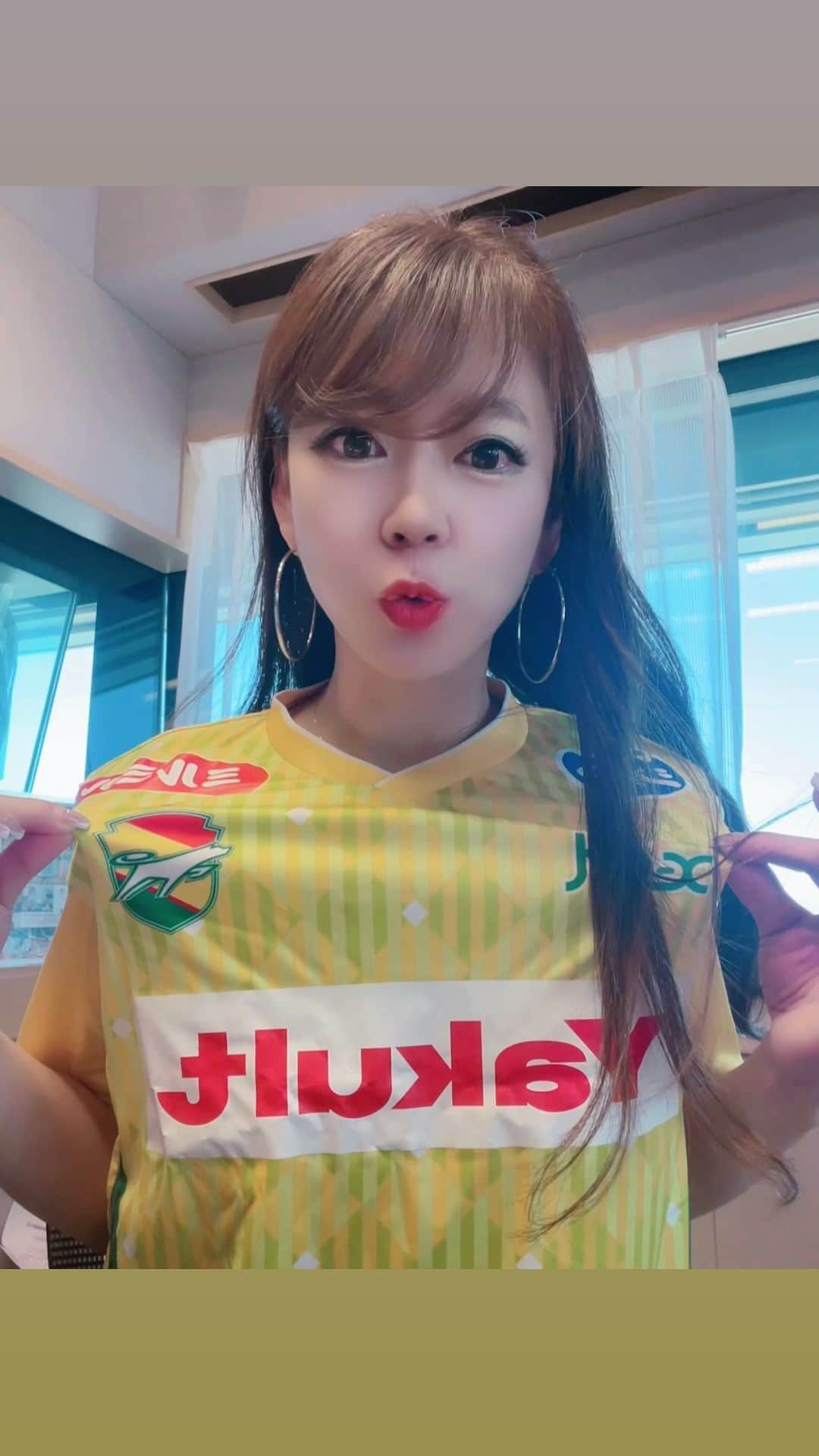 柴田幸子のインスタグラム：「🎙️💛💛💛  今朝も生放送にお付き合いくださった皆さま ありがとうございました😌🙏🏻✨  今朝はW杯から戻られたばかり！ ジェフ千葉レディースの千葉玲海菜選手が 早朝からスタジオにお越しくださいました😆🙏🏻💛  10時からトレーニング⚽️が入っていたにも関わらず その前にわざわざお越しくださって ホントにホントに嬉しかったです🥹💛  ありがとうございました🕊️♡  明日からのWE LEAGUE CUPも 頑張ってくださいね😉🙌🏻  来週は猫八師匠🐈登場です！！🐓 引き続きパスケースのプレゼント🎁もあります！ （しかも今週の倍です〜◎）  お楽しみに🙌🏻  ✔︎今日は生放送後に収録も🎙️♡ 　しかも目の前とお隣にはアスリート😌🤾🏻‍♀️⛳️  　とても濃い1日でした🫶🏻  ✔︎明日の国立取材⚽️は予定変更！🗓️ 　どこ行こーかな😌🙌🏻  ✔︎バスケ🏀やっぱドイツ🇩🇪強かったなぁ、、、 　でも3P決まってたら分からないよね！  　フィンランド戦🇫🇮も楽しみです👍🏻  #アナウンサー #フリーアナウンサー #radio #ラジオ #生放送 ・ ・」