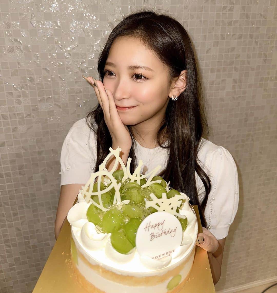 高木美穂のインスタグラム：「誕生日を迎えて、23歳になりました😳 ° 23歳の目標は、 「色んなことに挑戦して視野を広げる」です！ ° そして、今よりも応援してくださる皆さんと仲良くなる！ です！ ° 23歳のみほもよろしくお願いします🤍 ° #誕生日 #誕生日ケーキ #シャインマスカット #シャインマスカットケーキ #birthday #japanesegirl #ショートケーキ #生クリーム #スイーツ #ホールケーキ #バースデー #バースデーガール」