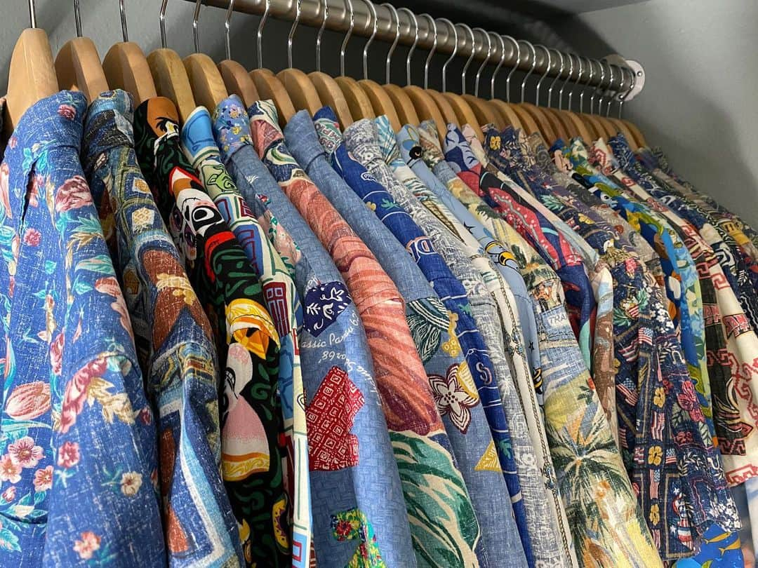 レインスプーナーのインスタグラム：「Happy Aloha Friday! We’re celebrating our favorite day of the week with Spooner collector Daniel V. from San Diego, CA. Daniel’s been wearing Spooner for 15 years after discovering our shirts on a trip to Maui. With 58 shirts in his collection, his favorites include an assortment of Pixar collaborations, our festive Christmas prints, and local San Diego-themed designs. The vintage signage and wood hangers are a great touch! Got a great collection of Spooners? We’d love to see them. Submit your closet online for a chance to be featured.」