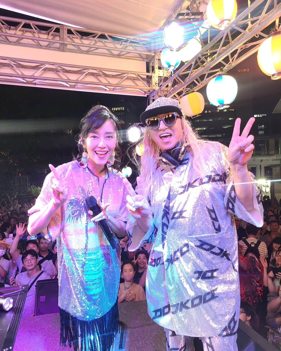 DJ KOOさんのインスタグラム写真 - (DJ KOOInstagram)「第14回ハマサイトの夏祭り 早見優先輩wと盆ダンスセッション！！  優ちゃんと知り合ったのは36年前 TRFをやる遥か以前、dj honda くんと組んでいた The JG'S というグループで「ハートは戻らない」(87年)で共演  36年経って二人とも元気で夏祭りの矢倉で 盛り上がれるってホントに嬉しくありがたいことです！！  コロナを跨いで4年振りの盆踊り開催 浜松町のエネルギーとパワーが溢れました   #ハマサイト夏祭り  #盆踊り  #早見優  #浜松町  #日本盆踊り協会  #鳳蝶美成  #DJKOO」8月25日 22時46分 - dj_koo1019