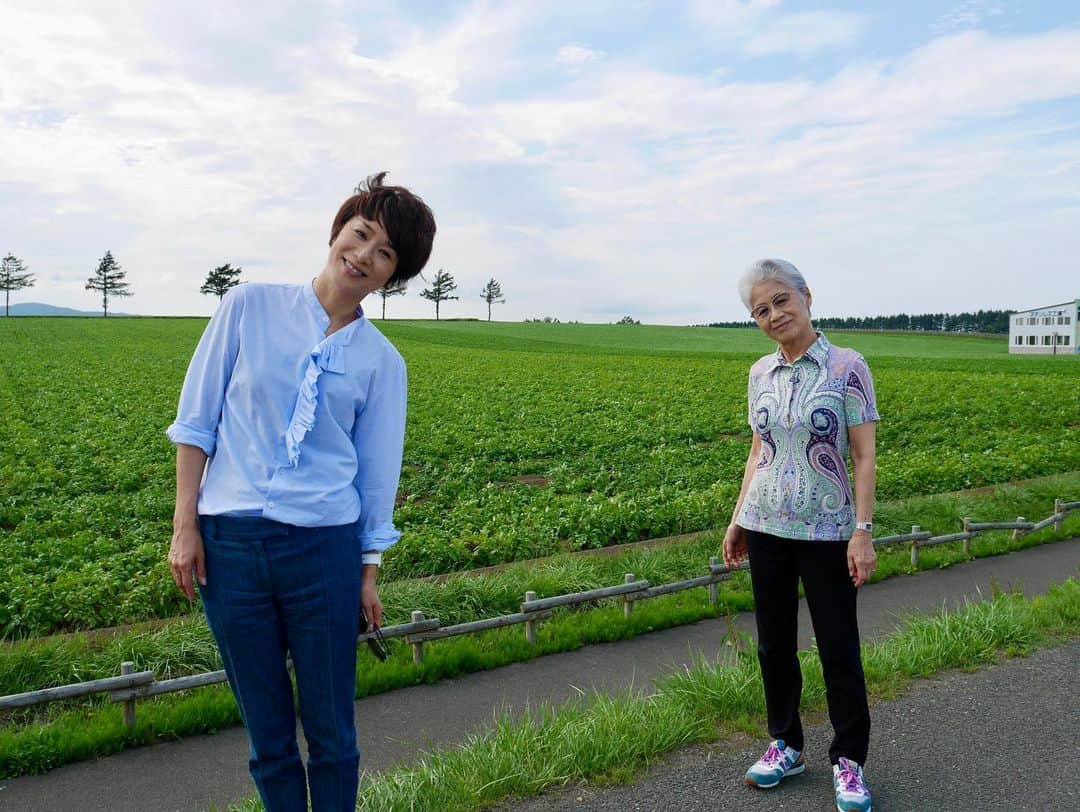 黒田知永子のインスタグラム：「. 2015年の知床の旅の写真です📷 まだ母も元気だな。 網走刑務所を見学したり、羅臼からの船に乗ってシャチやクジラを見たり🐋 すぐそばをエゾシカやキタキツネが歩いていたり…いいところでした🩶 ラジオでそんな家族旅行の話をしました😊  📣📣📣 8/25 @stand_fm 更新しました！ @stand_fm のアプリからかプロフィール欄のリンクツリーから聞くことができます。 お時間のある時にぜひ聞いてくださいね☺  #standfm  #黒田知永子のchikoplusチャンネル  #ラジオでおしゃべり  #娘は2日連続ウニいくら丼を食べてたな〜 #黒田知永子 #chiekokuroda」