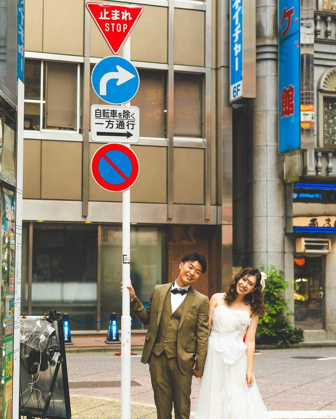 スタジオアクア新宿店さんのインスタグラム写真 - (スタジオアクア新宿店Instagram)「🇯🇵🇯🇵🇯🇵【 Shinjuku >>> 】  いつもの街並みを  ふたりにとってちょっぴり特別な場所に  #未来のために残す写真 ⁡ ⁡ ▸▸▸photographer @r.takeuchi.deco.ph  ⁡ 撮影のご相談、ご指名承っております🍊 ⁡ 全国どこへでも出張可能ですので DMよりお気軽にお問い合わせください！ ⁡ ⁡ ▸▸▸hairmake Yukino Hayamizu ⁡ ⁡ スタジオアクア新宿店🌱 ▷▷ @studioaqua.shinjuku  ⁡ ⁡ デコルテ公式アカウント ▷▷ @decollte_weddingphoto ⁡ フォトグラファー、 ヘアメイク、フォトプランナーの仲間を募集中𓈒 𓂂𓏸 ▷▷ @decollte_recruit ⁡ ⁡ #d_weddingphoto #デコルテフォト #スタジオアクア #撮る結婚式 #ウェディング #ウェディングフォト #フォトウェディング #フォトスタジオ #花嫁 #プレ花嫁 #卒花嫁 #関東花嫁 #前撮り #後撮り #結婚式 #結婚式準備  #ウェディングカメラマン #ウェディングフォトグラファー #前撮りレポ #前撮りポーズ  #前撮り準備  #撮影指示書 #洋装前撮り #和装前撮り #エンゲージメントフォト #プレ花嫁さんと繋がりたい #全国のプレ花嫁さんと繋がりたい #日本中のプレ花嫁さんと繋がりたい #2023秋婚」8月25日 22時51分 - studioaqua.shinjuku
