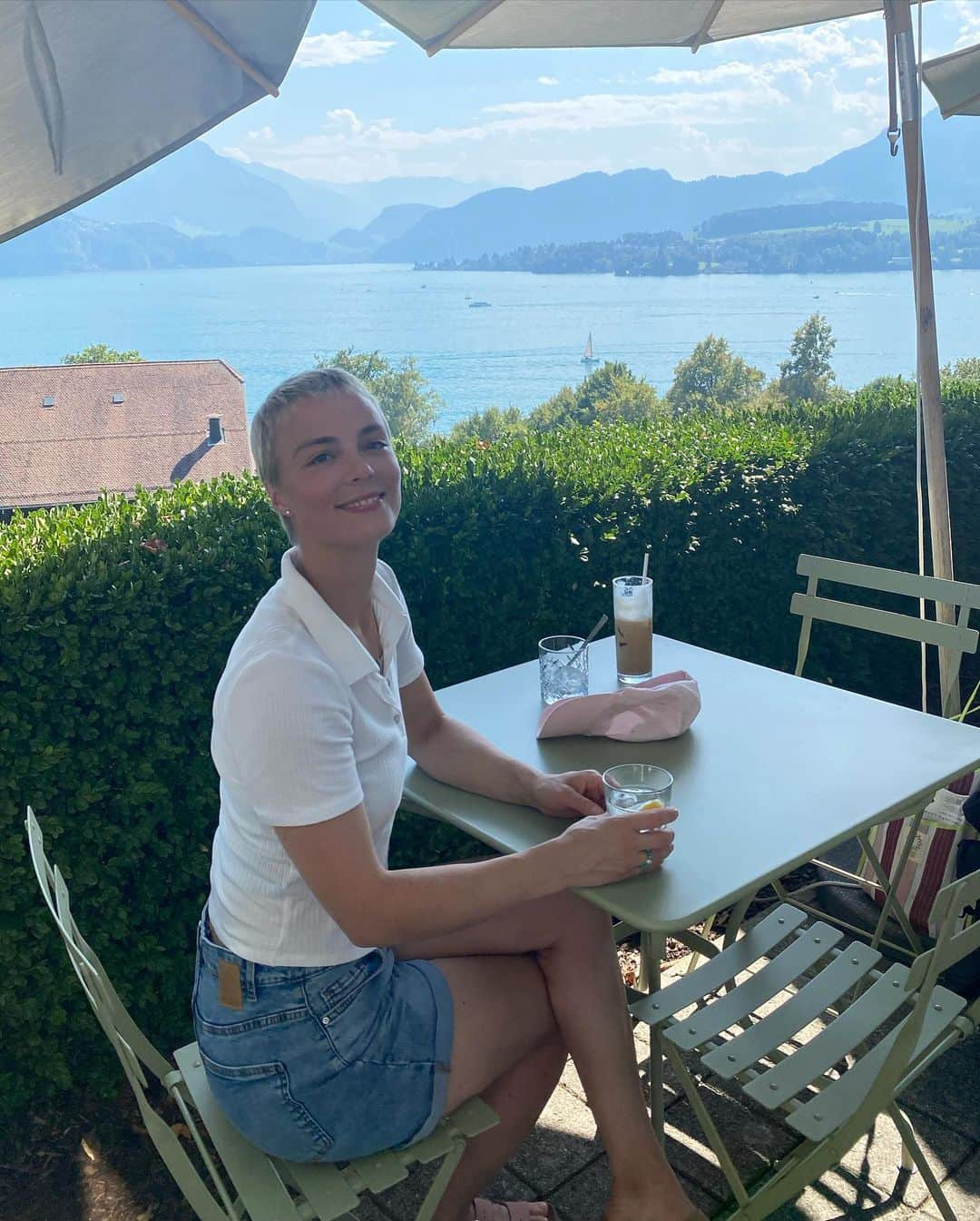 キーラ・コルピのインスタグラム：「Switzerland is beautiful! 🌺」