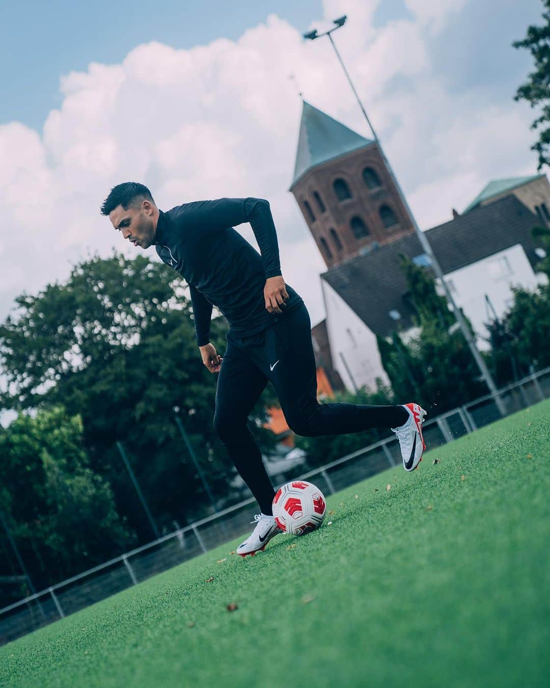 ナディアム・アミリのインスタグラム：「Mad ready for the season 💥 ___ #11teamsports #NikeFootball」