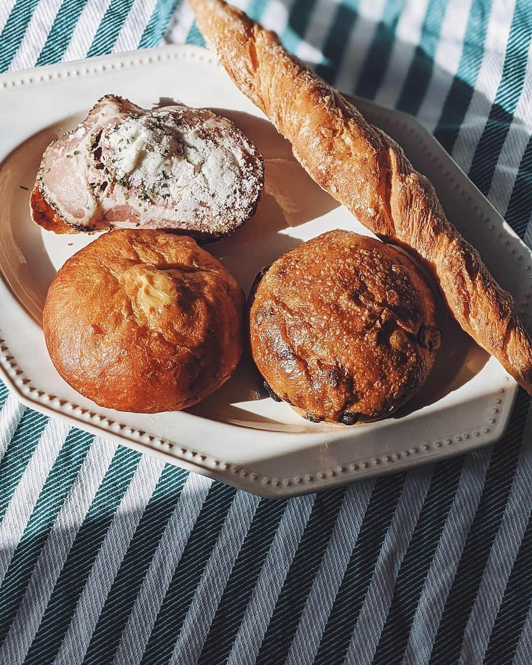 川村桃子さんのインスタグラム写真 - (川村桃子Instagram)「⠀ @siro_bakery のブドウパンはジューシー。 ブドウパンでジューシーだなんて理解出来ないかもしれないけど、siroのブドウパンはジューシー。 本来干し葡萄は干してあるからカラカラしているものなんだけど、siroのブドウパンはジューシー笑。  後藤シェフがデュヌ・ラルテ時代から作るパンが瑞々しくて大ファンで。 前から瑞々しいパンって言っていたけど、あぁ、今は高加水パンと言うんだ、と。  一度でもsiroのブドウパンを食べたら他のブドウパンが食べられなくなってしまう！(知る悲しみ笑) でも知って欲しい！  もちろん他のパンも美味しい！ ブリオッシュ生地を揚げた口の中で生地が溶けるサン。 今回はキャラメルサンを買い、クリームたっぷりでひと口齧るとクリームが溢れてくるから吸いながら食べる笑。  生ハムカリカリ、もろこし太郎などネーミングも愛嬌があって愛でたくなる魅力的なパン達♡  勝手に布教活動の為友人の分も買って美味しいをシェアしてます♡ 三鷹にあるsiroに是非！  #siro #三鷹 #パン屋 #bread #高加水パン #ジューシーなブドウパン #生ハムカリカリ #キャラメルサン」8月25日 23時06分 - momo_k1014