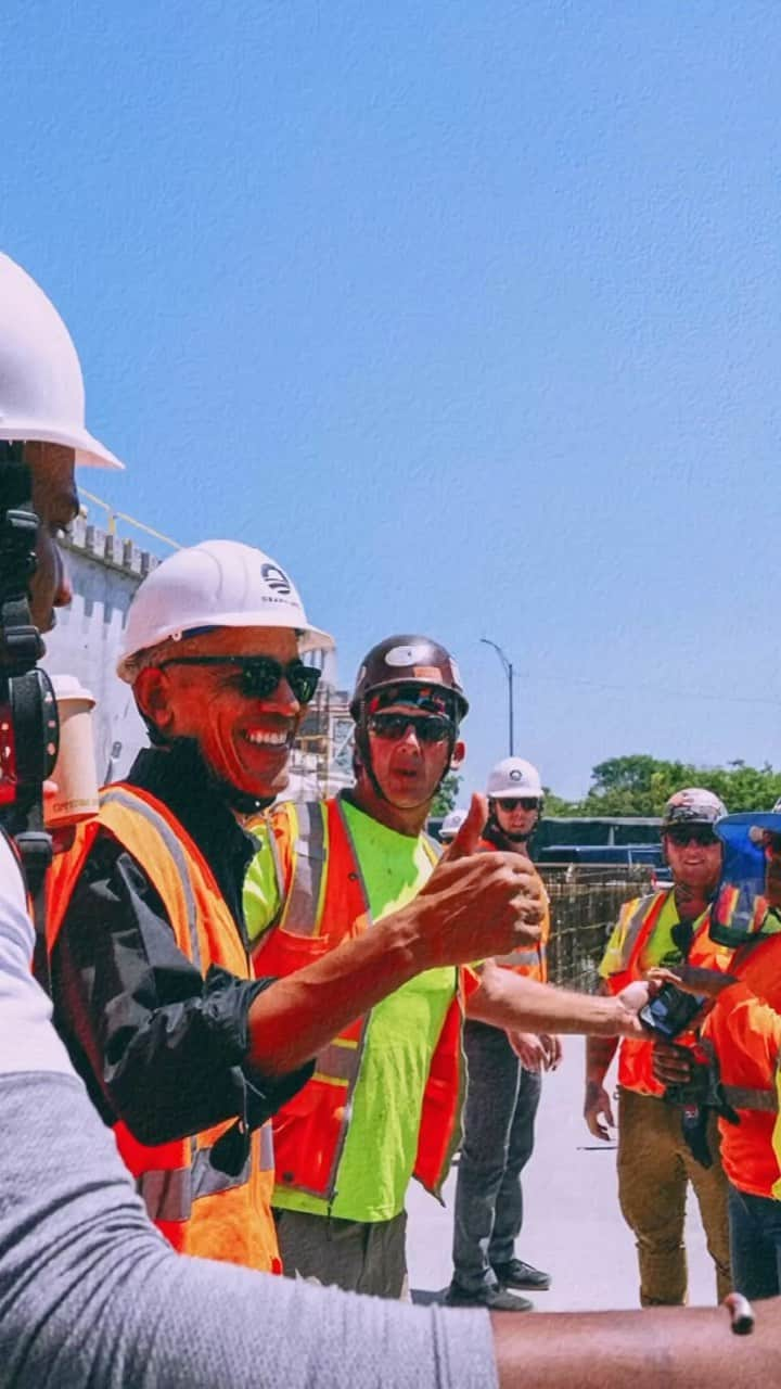 Barack Obamaのインスタグラム：「Progress continues at the Obama Presidential Center site in Jackson Park! 👏🏽  When it opens, the Center will be a welcoming, vibrant campus where people from across the street or from around the globe can come to get inspired and find common ground.」