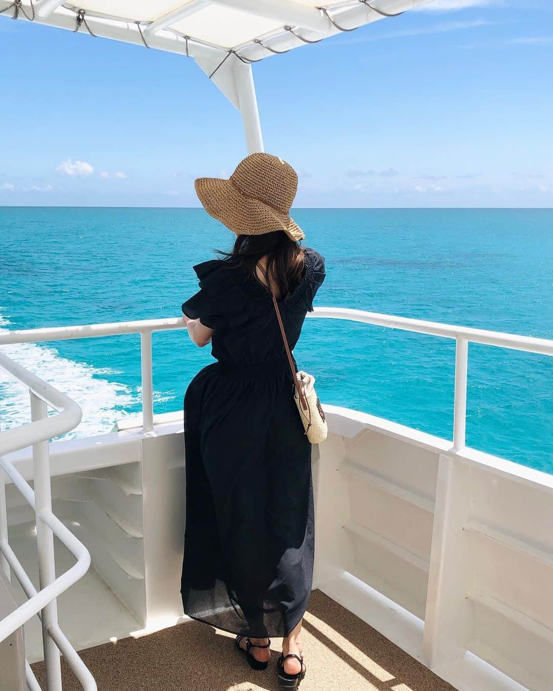 花清まゆこさんのインスタグラム写真 - (花清まゆこInstagram)「フェリーで離島へ⛴️  #沖縄旅行  #沖縄 #石垣島 #フェリー #離島 #離島巡り  #竹富島 #小浜島 #綺麗な海  #癒される #夏休み #summervacation  #photography」8月25日 23時06分 - mayuusa610