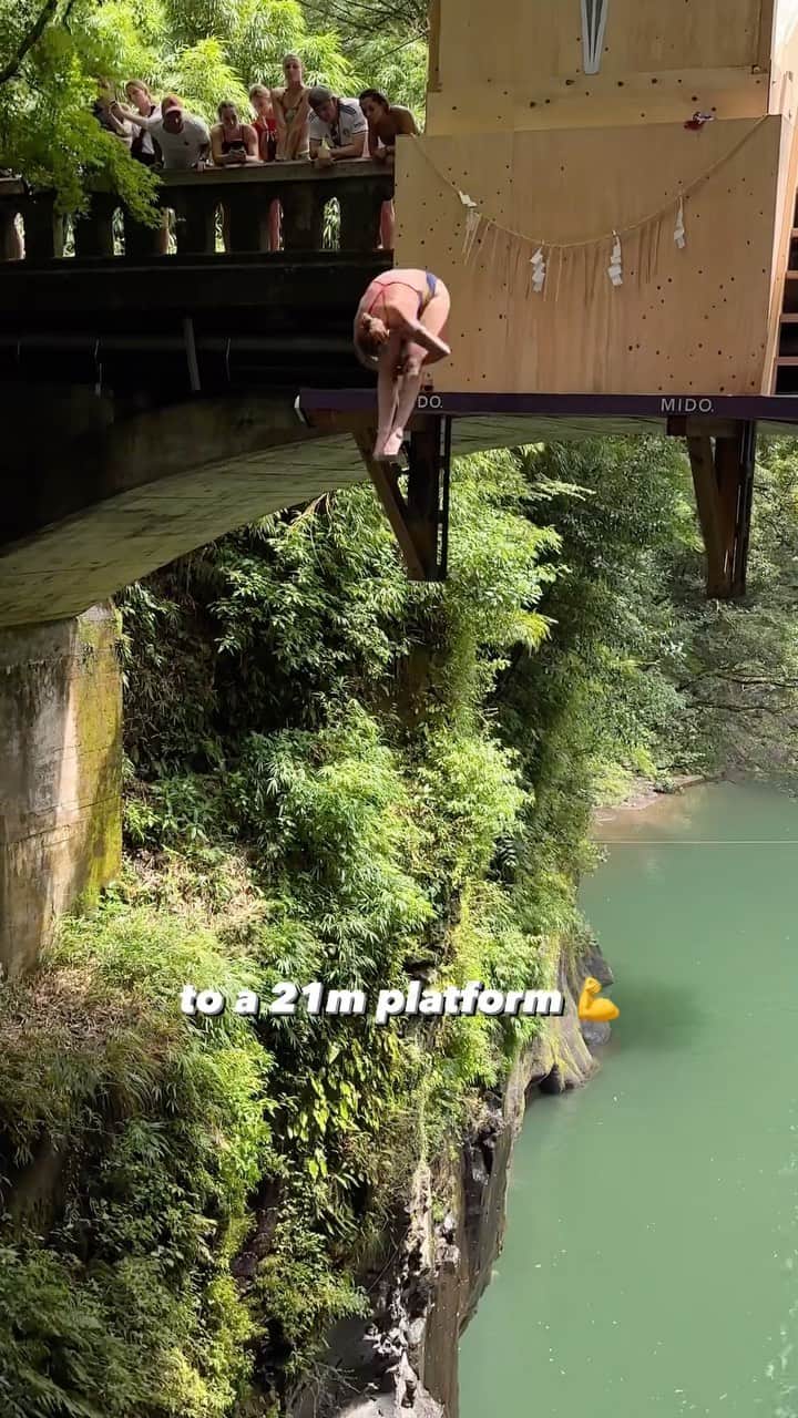 レッドブルのインスタグラム：「how to train for a 21m gorge dive when the platform is way shorter than usual 😮‍💨  🤿: @mollycarlson1   Tune in for the penultimate stop this season in Mostar 👇  🗓️ LIVE Saturday, September 9 ⏰ 3:30 PM CEST | 1:30 PM GMT 📺 on Red Bull TV, Facebook & YouTube @redbullcliffdiving 🇺🇸 exclusively on @espn+ in USA」
