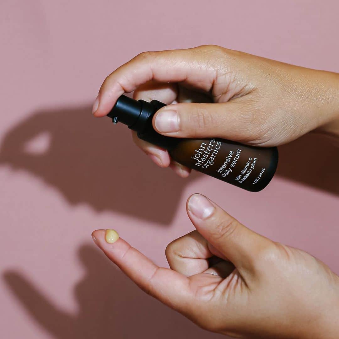 John Masters Organicsのインスタグラム：「Early signs of aging? We don't know them. ⁠✨⁠ ⁠ Our Intensive Daily Serum provides a concentrated dose of Vitamin C to effectively reduce the appearance of dark spots, while providing gentle exfoliation to stimulate cell renewal and prevent signs of aging. 🍊⁠ ⁠ Grab yours now using the link in our bio. 🤎」