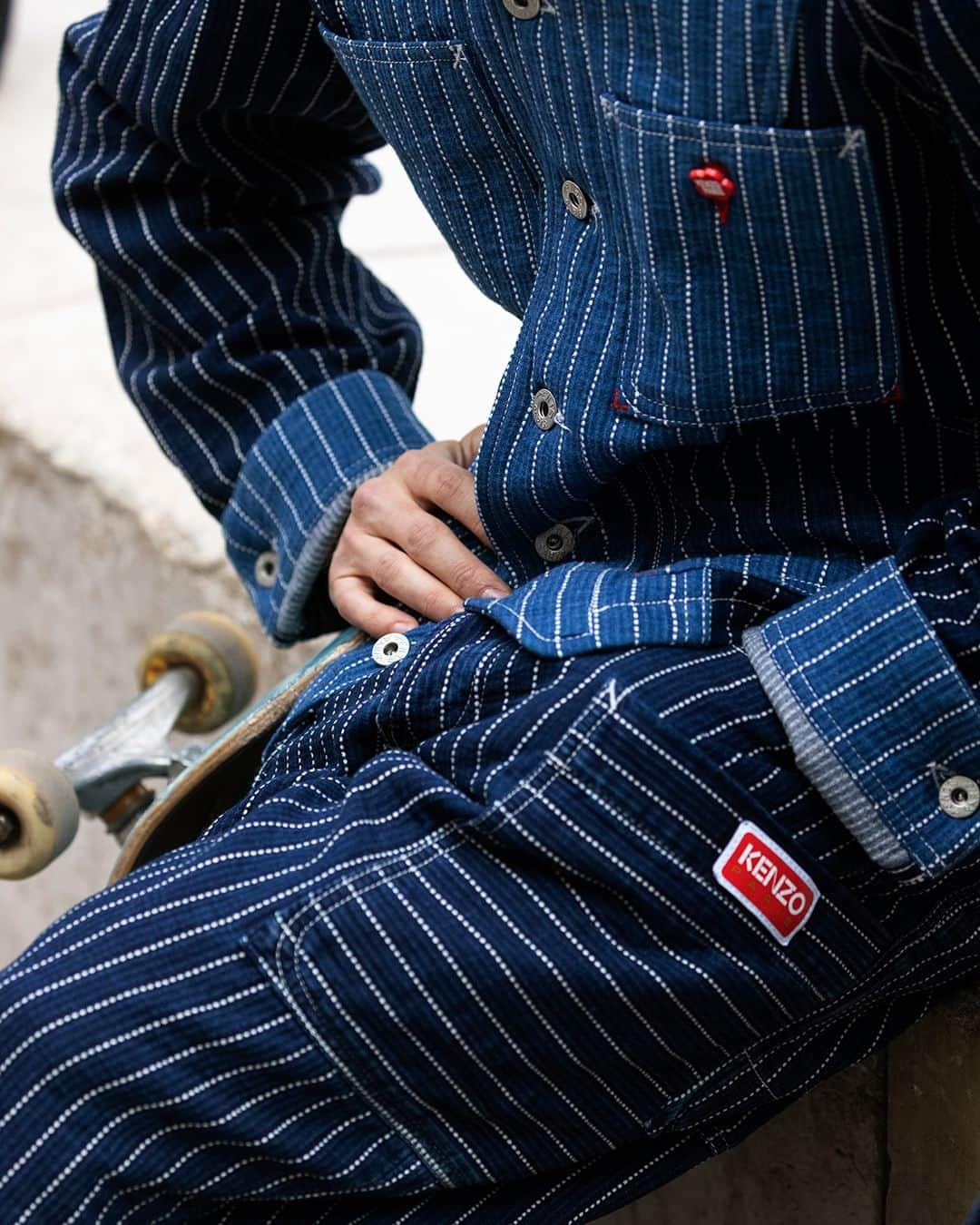 ケンゾーのインスタグラム：「Due to its appearance, the anscestral Japanese weaving technique ""Sashiko"" is also known as "rice-grain stiching". This process was originally used by Japanese farmers and martial artists to repair and reinforce their clothing, but eventually was popularaized because of its unique look.   Indeed the threads are meticulously woven into harmonious, geometric patterns which @Nigo used to elevate KENZO denim pieces and create a cultural dilogue where East meets West.  #KENZONIGO」