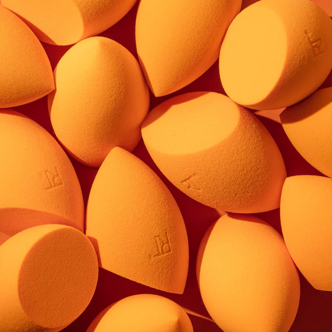 Real Techniquesのインスタグラム：「📢EDIT: GIVEAWAY CLOSED📢 In honor of 10 years of the Miracle Complexion Sponge, we are giving away some of our best-selling products to 3 lucky RT lovers!   Entry Details: 🧡 Follow @realtechniques on Instagram and @realtechniquesofficial on TikTok 🧡 Tag a friend in the comments, the more friends, the higher your chances to win!  Bonus Entry:  🧡 Comment on a previous post with a ✨ emoji  Good luck! NO PURCHASE NECESSARY TO ENTER OR WIN. Ends 08/27 at 11:59 PM PST. Open only to residents of the United States who are 18 years or older. **The winners will be chosen and contacted via direct message by the verified account of the sponsor. Please do not provide any personal details or information to any other account other than these**」