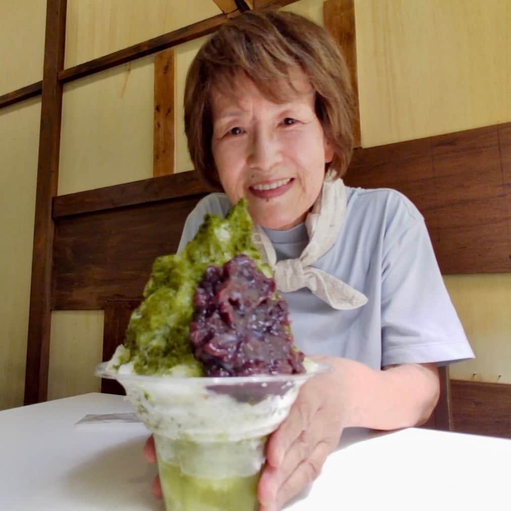 Cooking with Dogのインスタグラム：「Chef finally visited Kashiya Hikoichi, whose owner previously showed us the process of making traditional Japanese sweets! ( https://youtu.be/qsmZId-NVCc ) 🍡👩‍🍳 She enjoyed matcha and azuki shaved ice, fumanju (steamed gluten with sweet bean filling), and sekihan (red bean rice)! 🍧 All these delicacies are freshly prepared using high-quality ingredients and were incredibly delicious! Don't forget to check out our YouTube Dogumentary too. 😆 P.S. We also filmed the process of making sausages at a butcher shop in Yokosuka with a history of over 110 years, and it will be published this weekend. 🍖😊 以前和菓子の製作過程を見せていただいた菓子や彦一さんをついに訪れました！😍 抹茶小豆のかき氷、ふまんじゅう、お赤飯をいただきました！素材にこだわって作っていて、どれもできたてで美味しかったです！😋 YouTubeのドキュメンタリー( https://youtu.be/qsmZId-NVCc )もぜひご覧ください。P.S. 110年以上の歴史を持つ横須賀のお肉屋さんで、ソーセージ作りの様子を撮影したビデオを今週末に公開予定です！🥩」