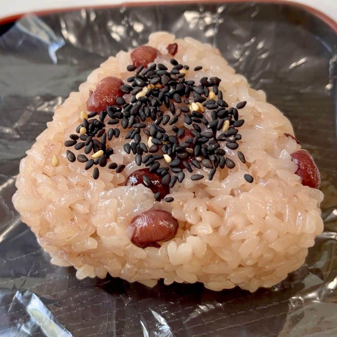 Cooking with Dogさんのインスタグラム写真 - (Cooking with DogInstagram)「Chef finally visited Kashiya Hikoichi, whose owner previously showed us the process of making traditional Japanese sweets! ( https://youtu.be/qsmZId-NVCc ) 🍡👩‍🍳 She enjoyed matcha and azuki shaved ice, fumanju (steamed gluten with sweet bean filling), and sekihan (red bean rice)! 🍧 All these delicacies are freshly prepared using high-quality ingredients and were incredibly delicious! Don't forget to check out our YouTube Dogumentary too. 😆 P.S. We also filmed the process of making sausages at a butcher shop in Yokosuka with a history of over 110 years, and it will be published this weekend. 🍖😊 以前和菓子の製作過程を見せていただいた菓子や彦一さんをついに訪れました！😍 抹茶小豆のかき氷、ふまんじゅう、お赤飯をいただきました！素材にこだわって作っていて、どれもできたてで美味しかったです！😋 YouTubeのドキュメンタリー( https://youtu.be/qsmZId-NVCc )もぜひご覧ください。P.S. 110年以上の歴史を持つ横須賀のお肉屋さんで、ソーセージ作りの様子を撮影したビデオを今週末に公開予定です！🥩」8月25日 23時00分 - cookingwithdog