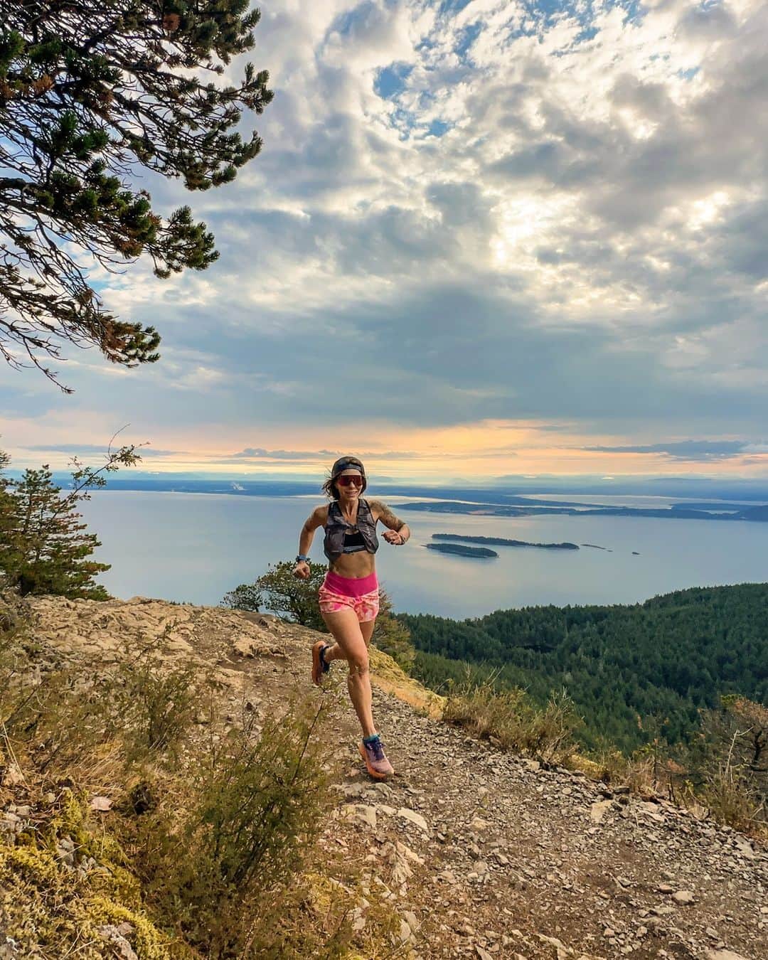 Smithのインスタグラム：「With breathtaking views like these, who says running can't be fun? #pursueyourthrill」