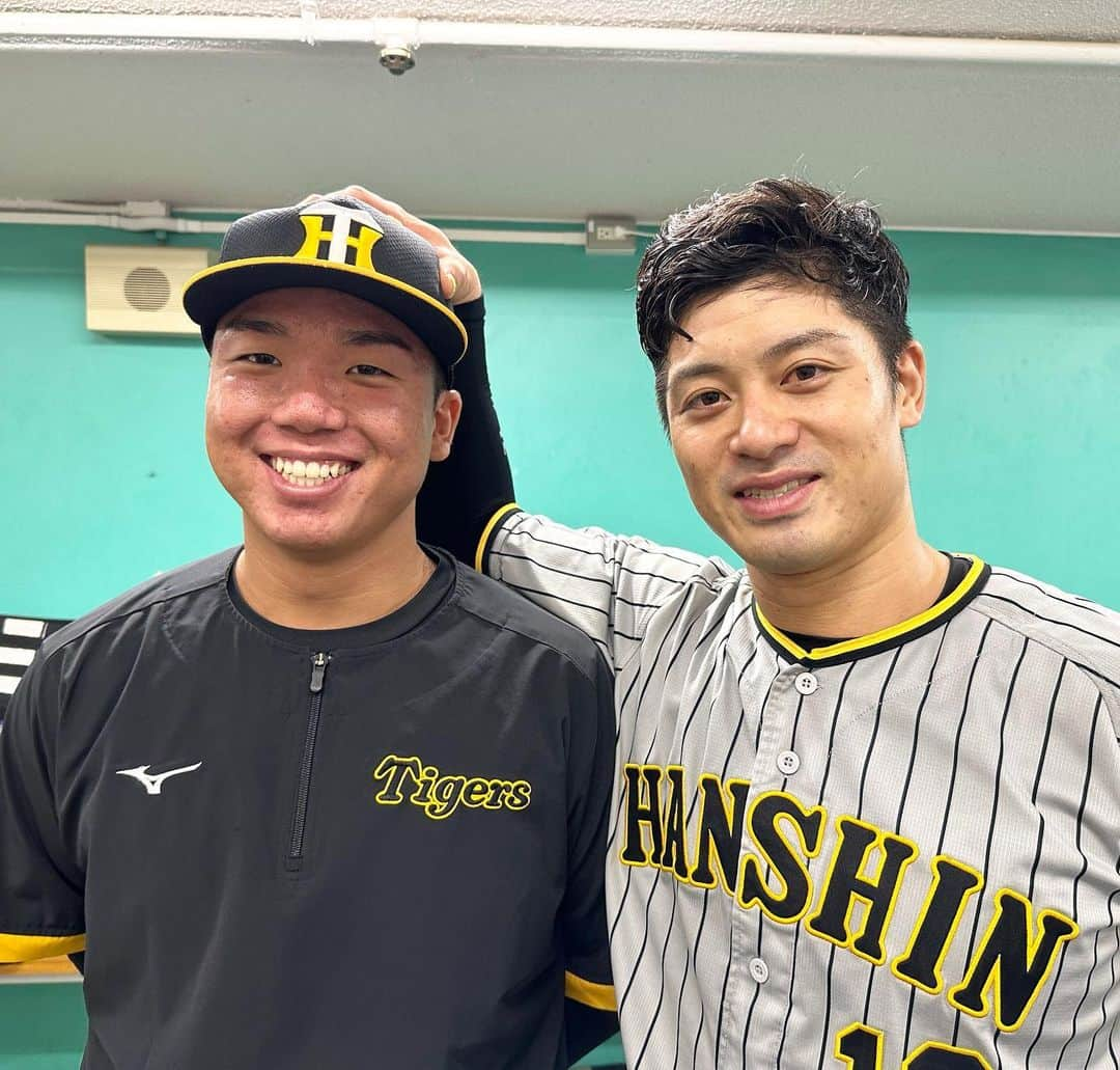 阪神タイガースさんのインスタグラム写真 - (阪神タイガースInstagram)「村上頌樹選手・坂本誠志郎選手バッテリーで✨ #阪神タイガース #村上頌樹 選手 #坂本誠志郎 選手 #ナイスバッテリー✨ #伝統の一戦 #JERAセリーグ #ARE」8月25日 23時01分 - hanshintigers_official