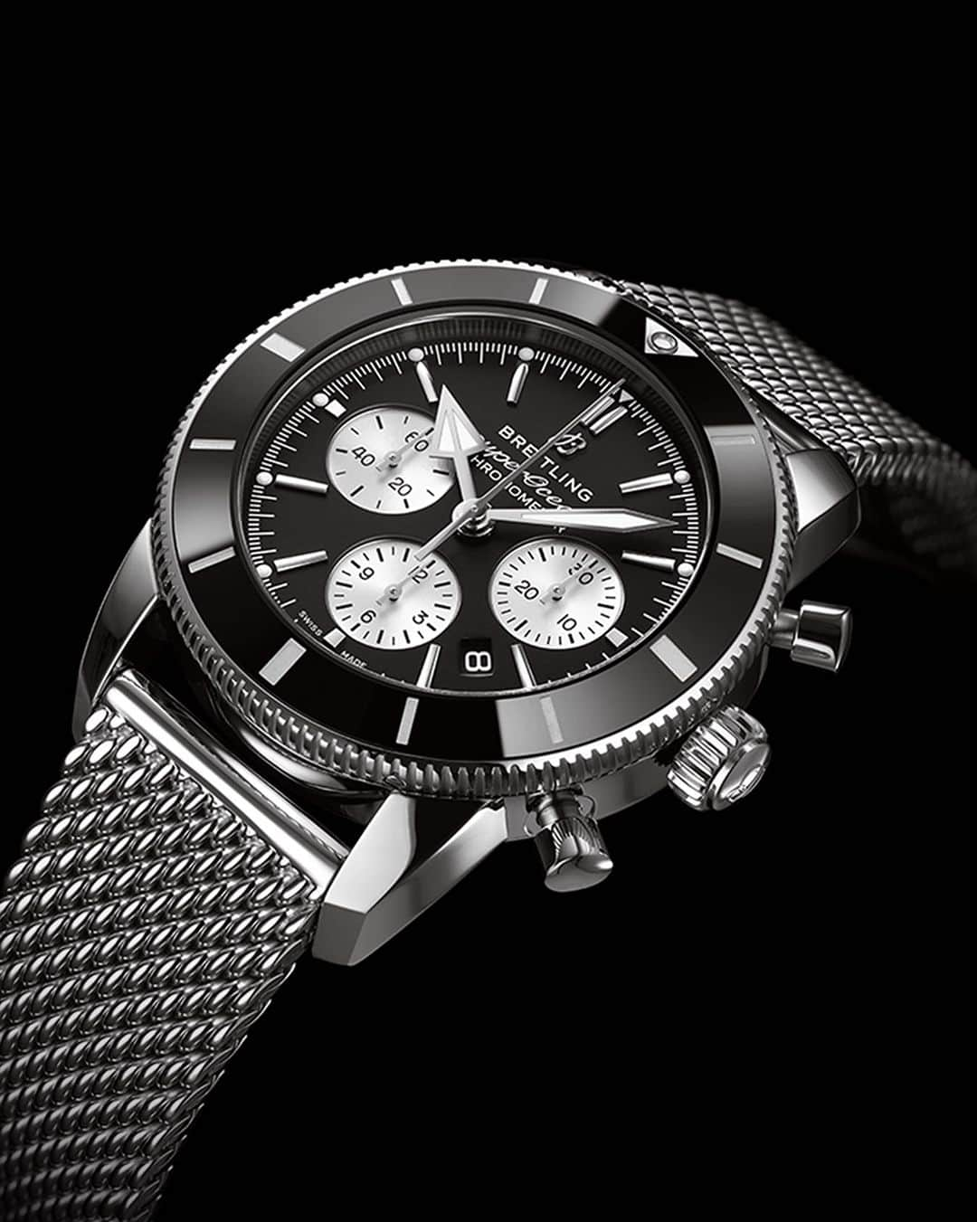 ブライトリングのインスタグラム：「Are you a monochromatic kinda person? Discover the Superocean Heritage B01 Chronograph 44—in all black.     ⠀ ⠀ ⠀ ⠀ ⠀ ⠀ ⠀   #breitling #squadonamission #superoceanheritage #automatic #divingwatch #surfing」