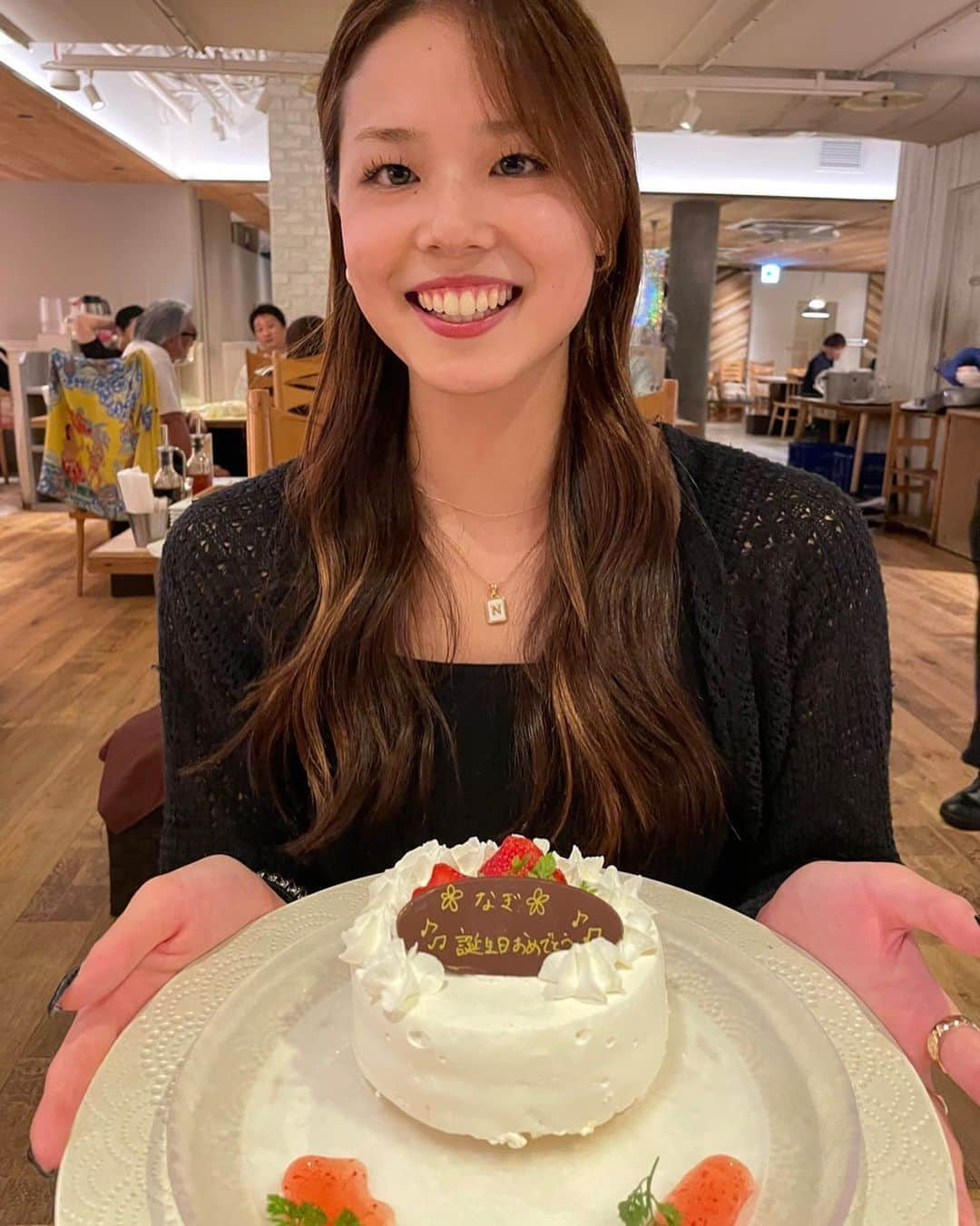 池本凪沙のインスタグラム：「21🎂🌸  たくさんのお祝いメッセージありがとうございました✌🏻  今年はもっともっと飛躍できる年にしていきたいです🌻  今後とも応援よろしくお願いします☀️」