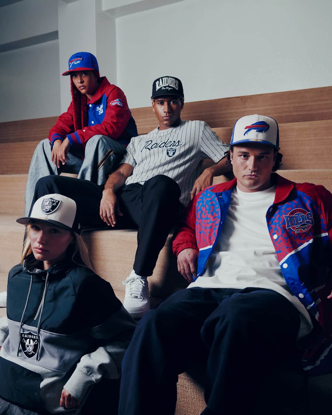 ニューエラ・キャップのインスタグラム：「Team spirit never goes out of style; show off yours in the NFL Throwback collection. From jackets and t-shirts to snapbacks and knits, we’ve got you covered for your next tailgate.」