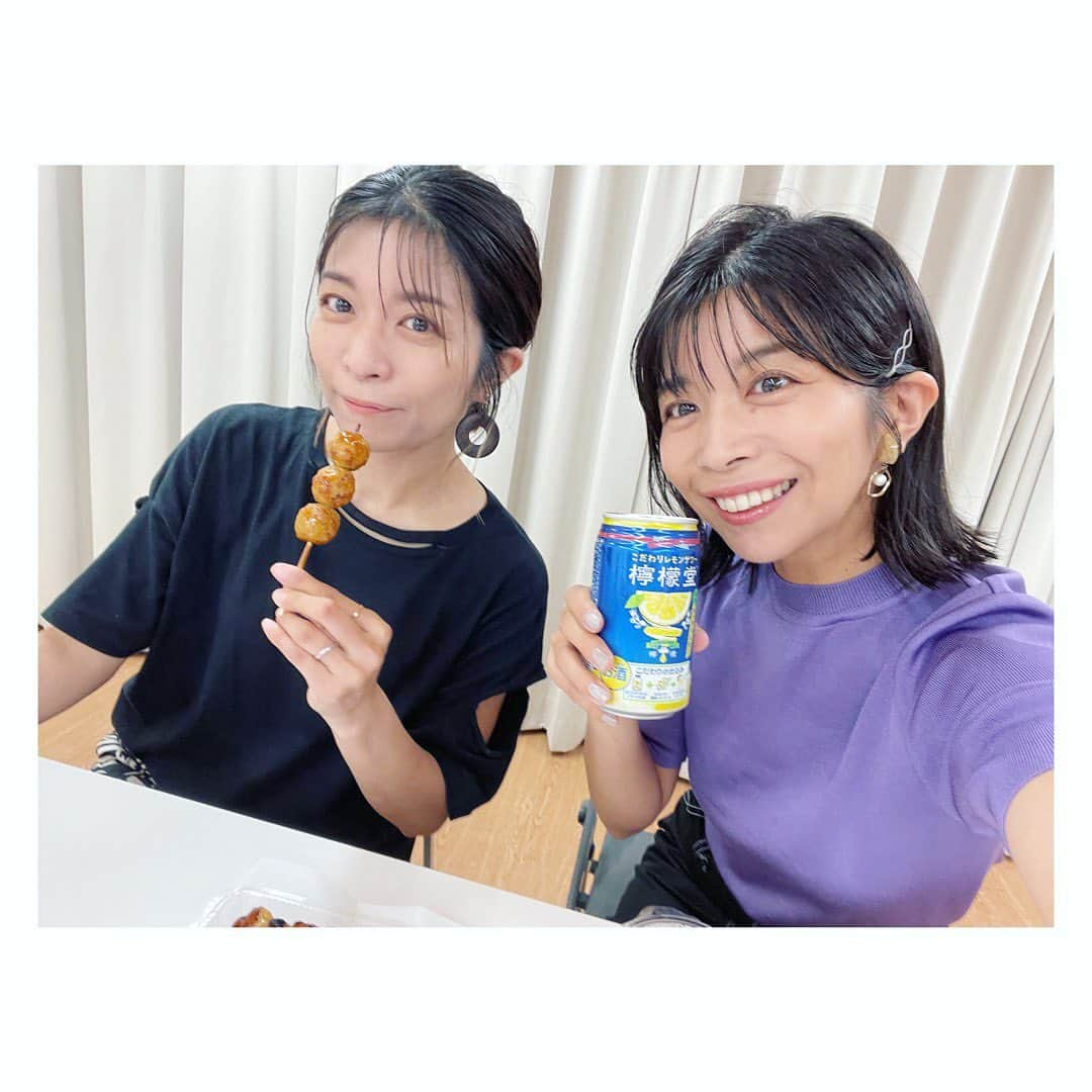 三倉佳奈のインスタグラム：「久々の生配信ありがとうございましたー！ 楽しかった✨😆  なんだかとってもリフレッシュできた幸せな生配信でした💕 メッセージや質問もたっくさんありがとうございました！！  夏の思い出から愚痴から、昔話や育児や仕事やいろんな話ができてあっという間の1時間でした。  暑い夏の頑張り、みなさんご自身をどうぞ労ってくださいー🙌🏻🙌🏻  アーカイブも残してるので良かったらご覧くださいね☺︎  https://www.youtube.com/live/J2S3yEidXJQ?si=up6v8GyRHRqlHmwR  #生配信 #夏のお疲れ様会 #🍻」