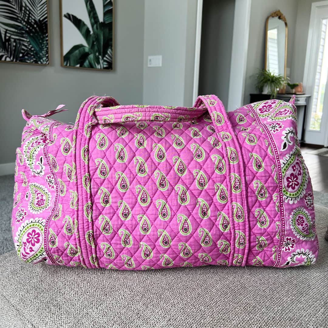 ヴェラブラッドリーのインスタグラム：「Happy National Secondhand Day! Get some new-to-you threads to celebrate!   #VeraBradley #ThredUp #NationalSecondhandDay」