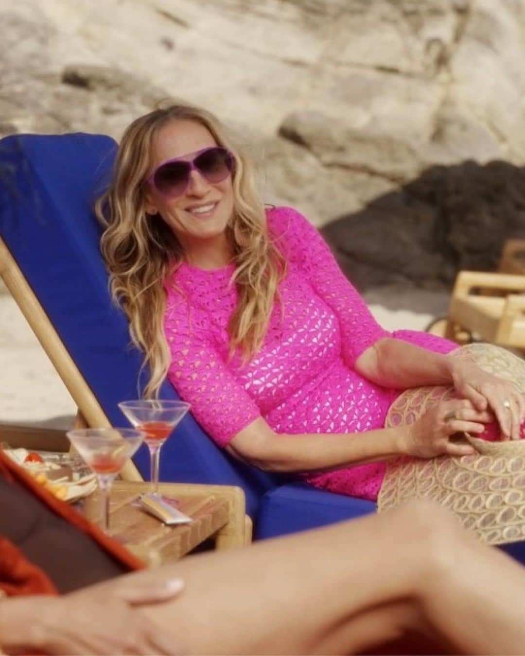 MYKITAのインスタグラム：「Simply iconic – Carrie wearing a custom pair of MYKITA shades and ordering cosmopolitans in Greek delivers a fitting finale to season 2 of “And Just Like That…”  Image via HBO」