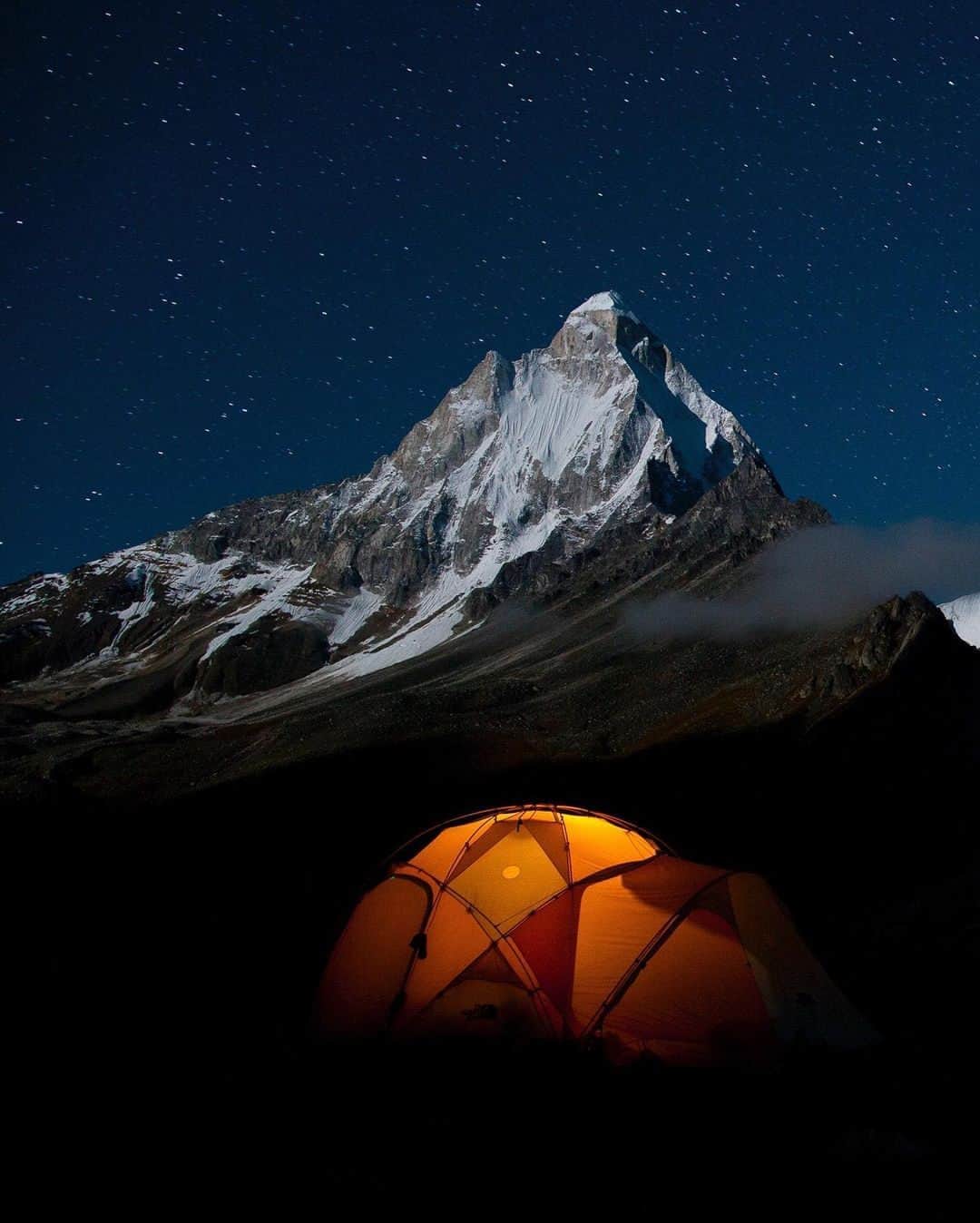 ジミー・チンのインスタグラム：「Tapovan Basecamp, Garwhal Himalaya, India. Throne room of the Hindu Gods. ⁣ Meru Expedition, 2011.  Prints available at link i. bio.⁣⁣  @renan_ozturk @conrad_anker @thenorthface」