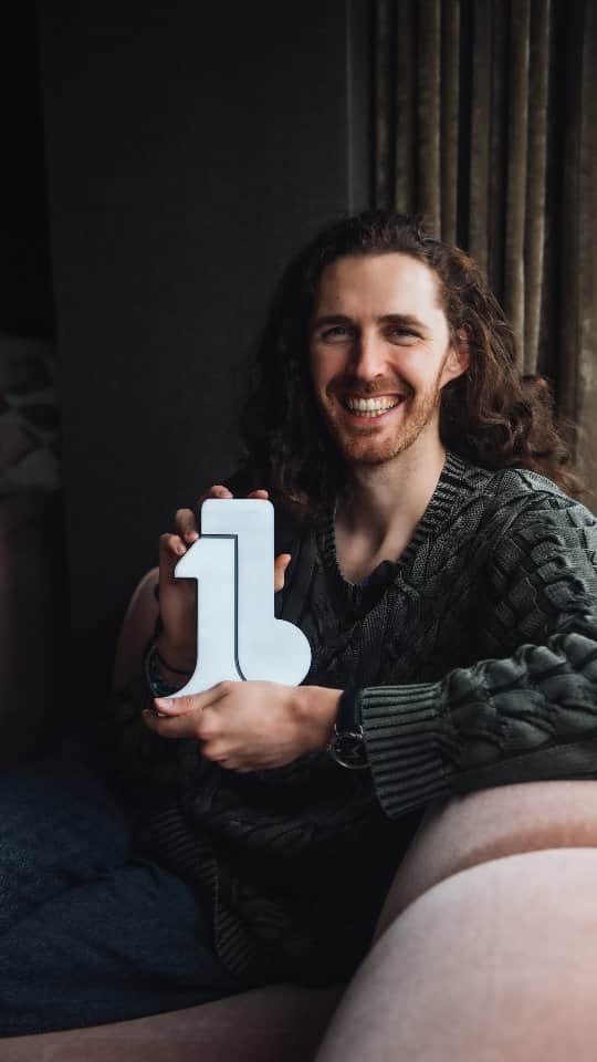 ホージアのインスタグラム：「It’s a special feeling to receive this kind of support in your home country. A massive thank you to everyone in Ireland for all the love and support shown to #UnrealUnearth! News of this number 1 has me absolutely thrilled 💚」
