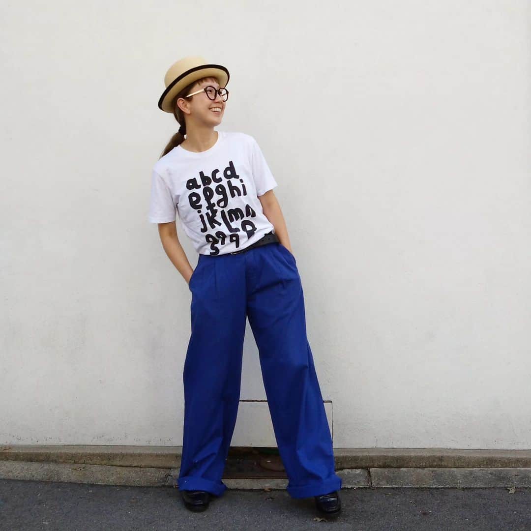 のインスタグラム：「今日。  . . 夏の終わりに爽やかなブルー。 . . まだまだ暑いけど😭 . . イメチェン組がたくさんおられて今日も楽しく仕事した😄 . . ありがとうございました！ . . #コーデ#コーディネート#えみちゃんのタンス」