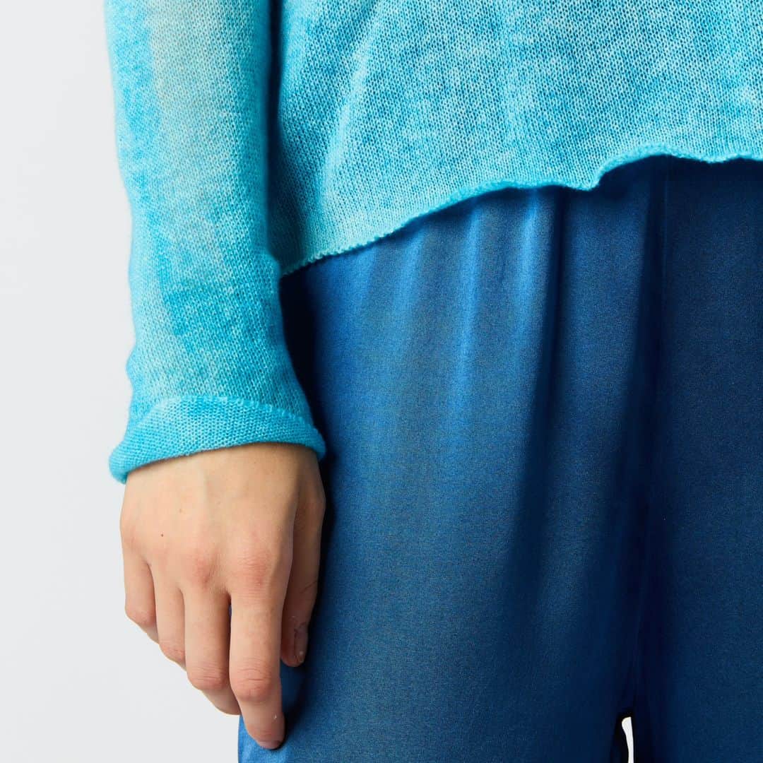 さんのインスタグラム写真 - (Instagram)「Seventies colors! Trousers in handpainted silk satin in the color GENZIANA and light cashmere gauze sweater.   #AvantToiSS23   #AvantToi #AvantToiColors #AvantToiWorld #SeventiesAttitude #SS23 #summer #madeinitaly #cashmere #silk #sweater #handcrafted」8月25日 23時08分 - avant_toi.it