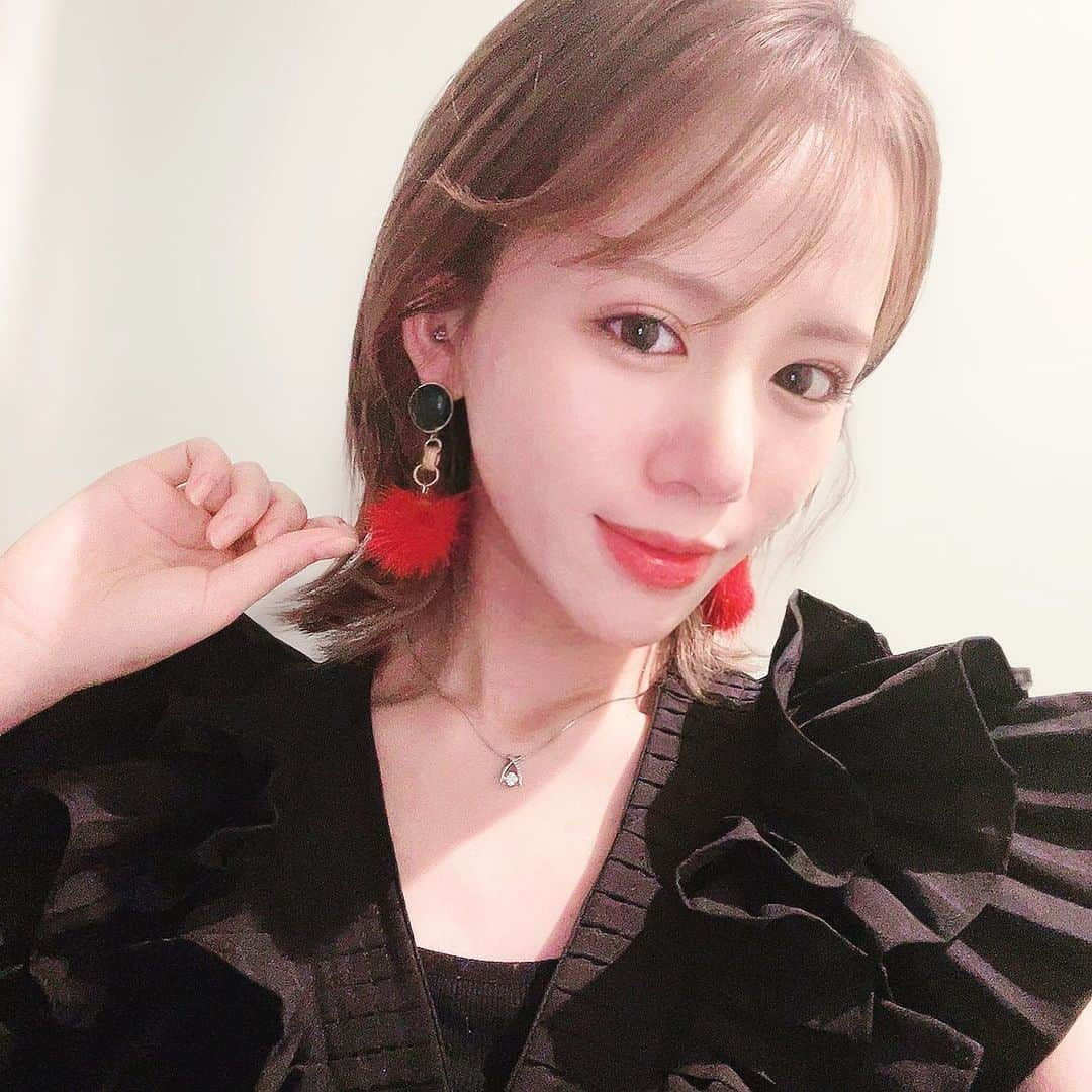 原望奈美のインスタグラム：「#ハンドメイドピアス 🔴🟢 ⁣ ⁣ ⁣ ⁣どんなふうになってるか見てみたいとメッセージ頂いたので ピアスのみの写真、２枚目に載せました...が 上手く撮れなかったw ⁣ ⁣ ⁣ ⁣ ⁣ ⁣ ⁣ #ハンドメイドアクセサリー #ハンドメイド #ファッション #夏服 #夏服コーデ #アクセサリー #ヘアスタイル #makeup #handmade #handmadejewelry #ootd #instadaily #selfie #메이크업 #핸드메이드 #핸드메이드귀걸이 #귀걸이 #패션피플 #패션인스타 #메이크업 #오오티디」