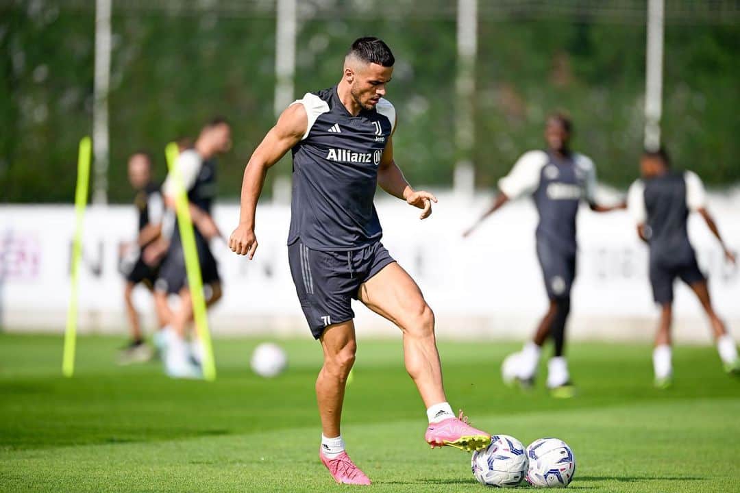 フィリップ・コスティッチのインスタグラム：「Good training today ☀️⚽️🏆 @juventus」