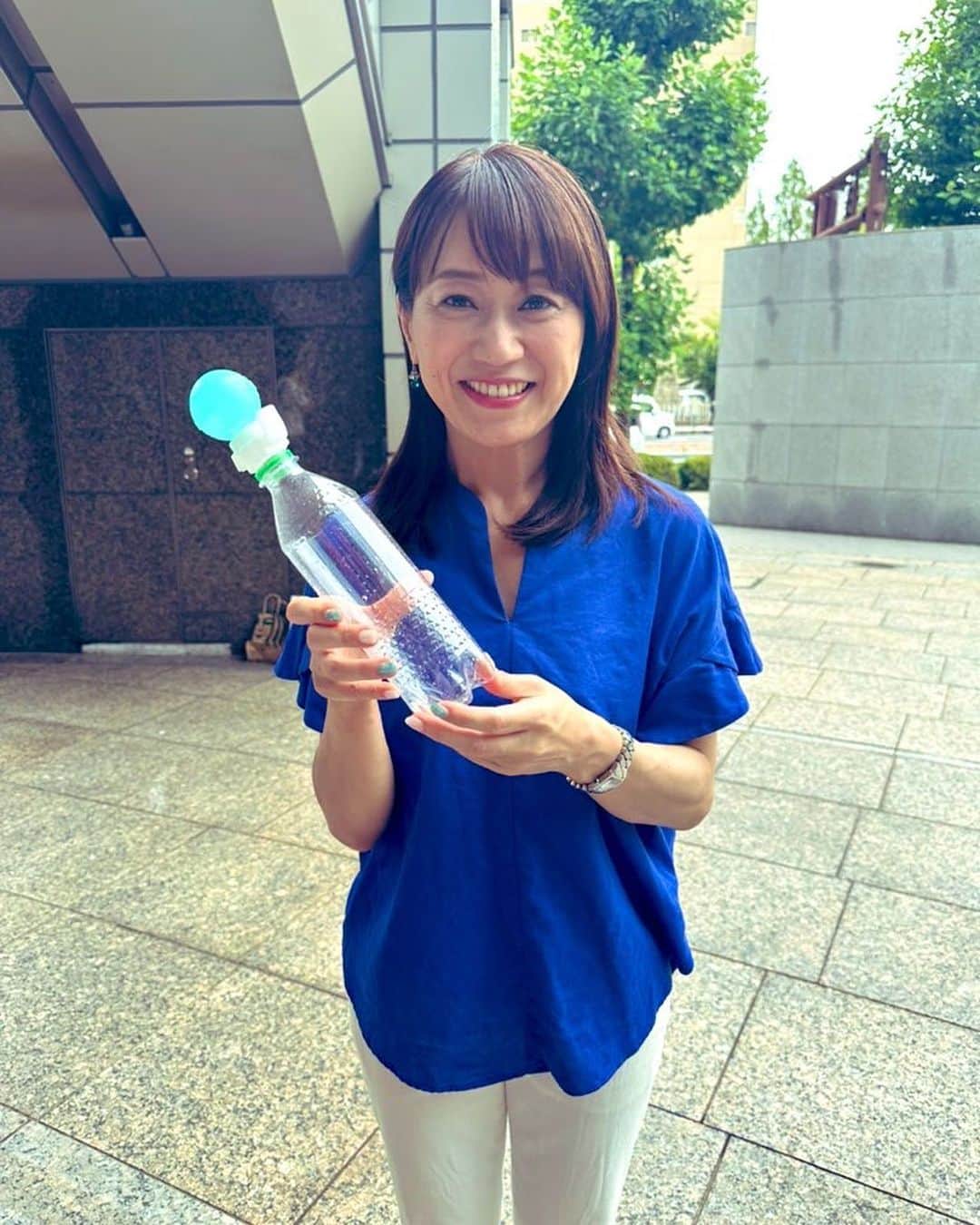 大隅智子のインスタグラム：「今週の中継では、夏休みの自由研究の一つになる、ペットボトルを使った雲作りを実演しました。 作るのが楽しいのが魅力です！」