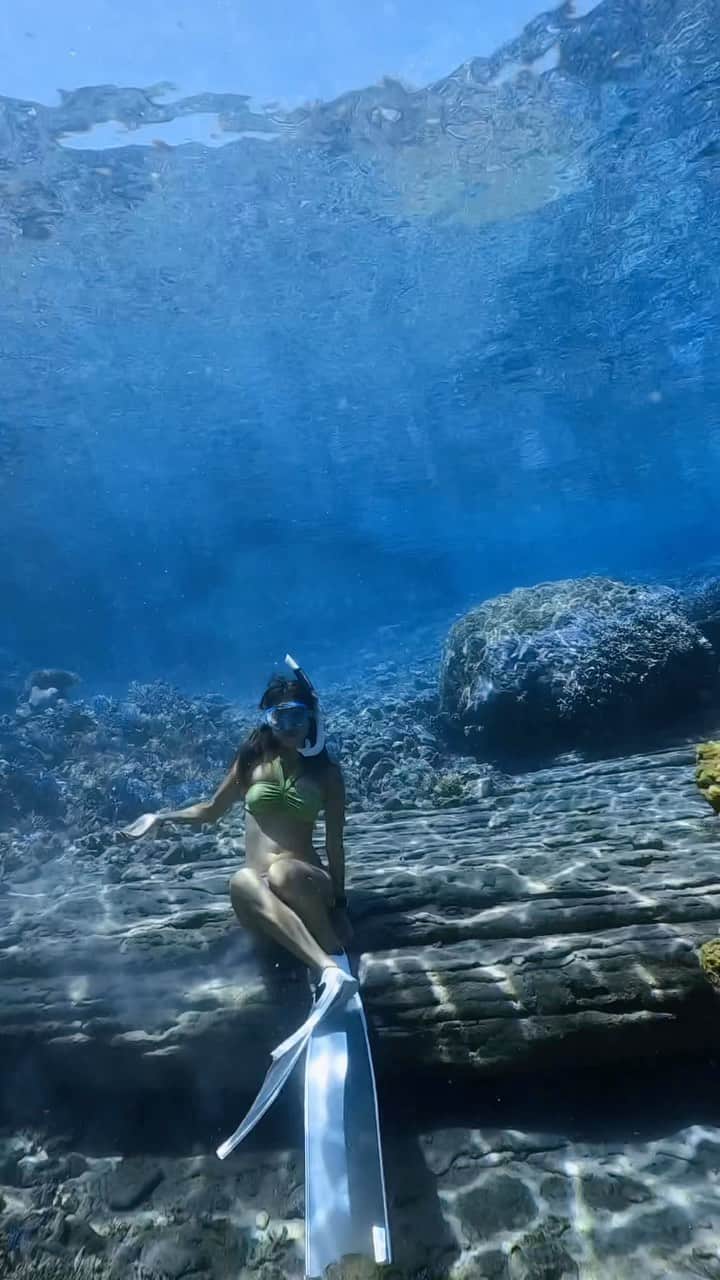 monmamichelleのインスタグラム：「海潜りたい🌊 パナリは全部がパワースポットで昔は人が住んでたらしい これは階段かな🤔 宮古で1番綺麗なスポットツアー付きヴィラ最強 @thepanali  #宮古島#パナリ#villa#alexiastammermaids  @alexiastam_official @alexiastam_beachtrip @goprojp @gopro @leaderfins_japan」