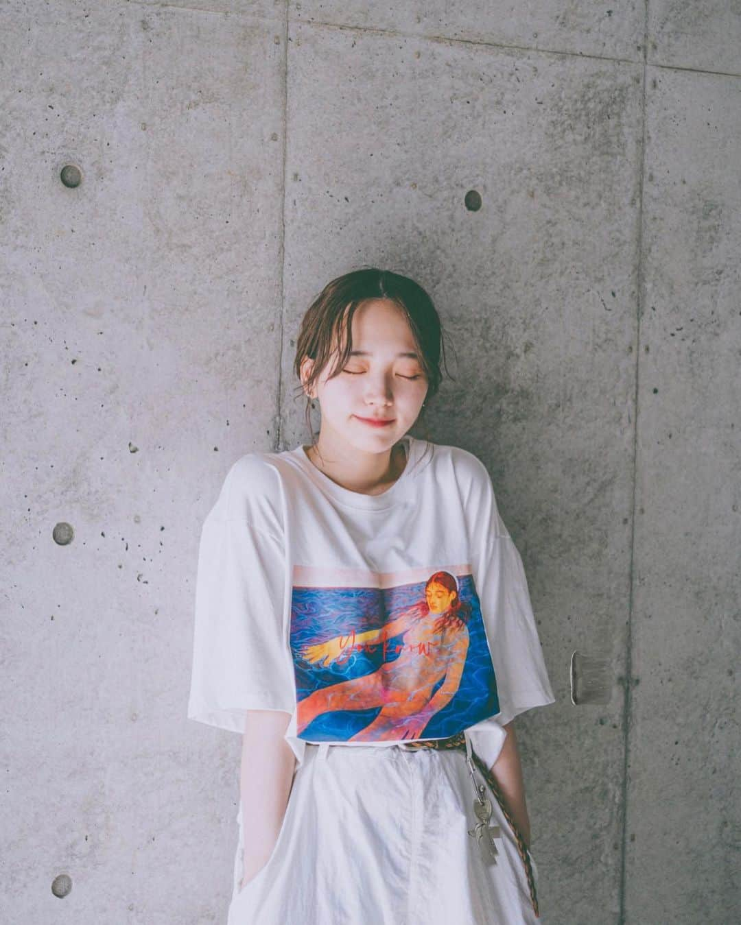 かおこのインスタグラム：「少しだけ髪巻いてもらった日👧🏻  白コーデにプリントTかわいい！ おーのくんのTシャツだけど笑  📷 @hiroto.07.0209   #白コーデ #プリントt #noen #brokenbase #彼写 #fujifilm」