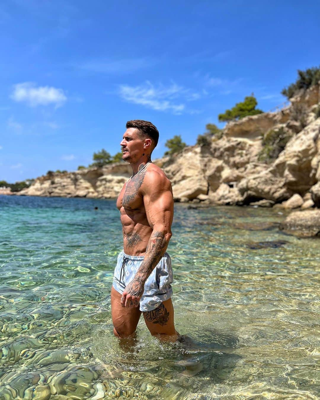 ロス・ディッカーソンさんのインスタグラム写真 - (ロス・ディッカーソンInstagram)「Casually posing while thinking about how many gains I’ve lost on holiday😂 #lifestyle - Want Me As Your Coach? Get faster results with your custom plan designed by me & join 1,000’s of others I’ve helped from around the world🌎Check it out by clicking the link in my bio, let’s do this! - #summer」8月25日 23時14分 - dickersonross