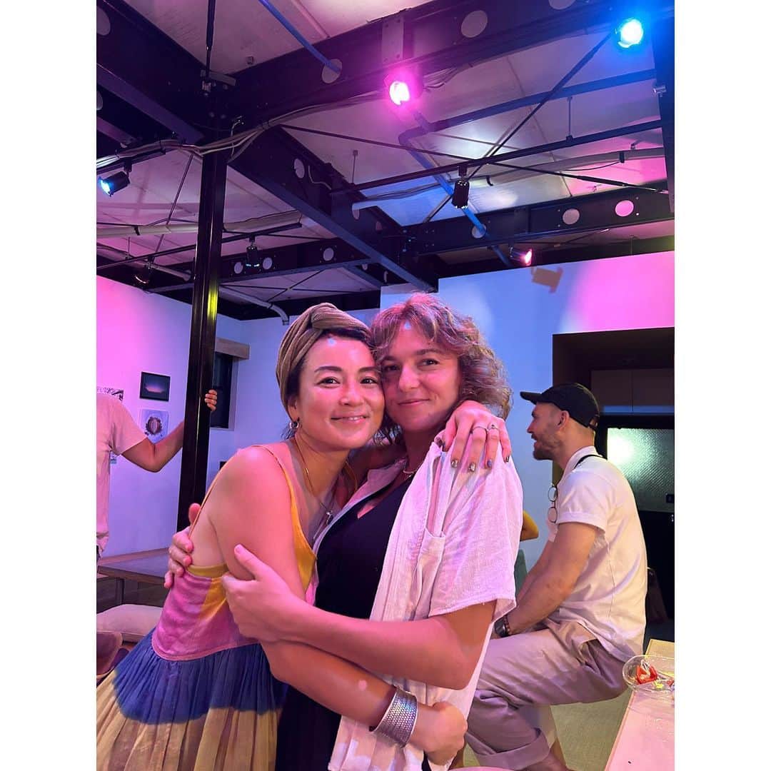 桃生亜希子のインスタグラム：「地元の海。 　久しぶりに来たよ。 　 　Kamila @romikamila が来週ヨーロッパに帰っちゃうと聞いて、乾杯しに。✨ 　また、どこかで遊ぼう🌏 　だいすきだよ🌈 　 　ひろこちゃん　@babyhiroko とも会えて、久々のみんなとも会えてよかった🤍」