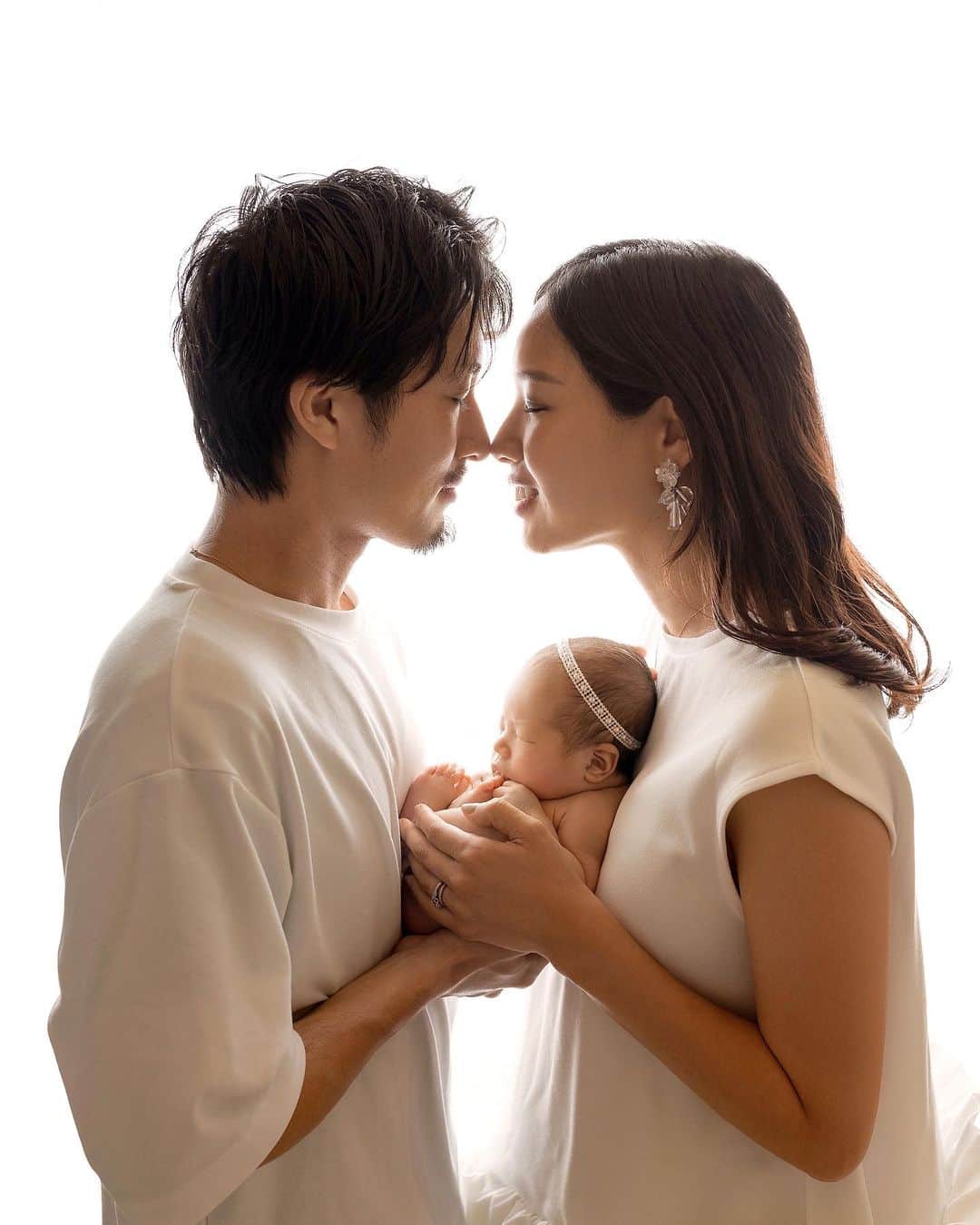 のインスタグラム：「生まれる前から 生まれた時から この先も一生 ずっとずっと宝物♡  LOVE FAMILY  #family #lovemybaby」