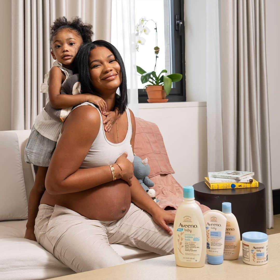 シャネル・イマンのインスタグラム：「Eczema care has been a huge part of my daughter Cassie’s daily routine, so much so that “itchy” was one of her first words. I’m proud to be an ambassador for @AveenoBaby and tell you more about her eczema journey. #AveenoBabyPartner   Little things have a big effect on her sensitive skin. For example, the ocean can irritate it, and when it comes to her clothes and bedding – I wash everything separately, with no fragrances whatsoever, so she can dress and sleep comfortably. Despite eczema being the 2nd most common skin condition affecting the Black community, there’s still work to be done to address the issues of representation and underdiagnosis on skin of color.   Join me in sharing your child’s eczema journey with Aveeno® Baby and receive a free Eczema Therapy Nighttime Balm and educational booklet. To enter: • Use the hashtags #EczemaEquality and #FreeProduct in your post’s caption. • Tag @AveenoBaby on Instagram or @AveenoBabyUS on TikTok. • Any child featured in bath/water must include adult supervision. • No nudity from waist down. • Must not contain trademarks/logos or anything owned by other parties. US +18, must be child’s parent/legal guardian, see terms at https://www.aveeno.com/eczemaequalityterms, while supplies last.」