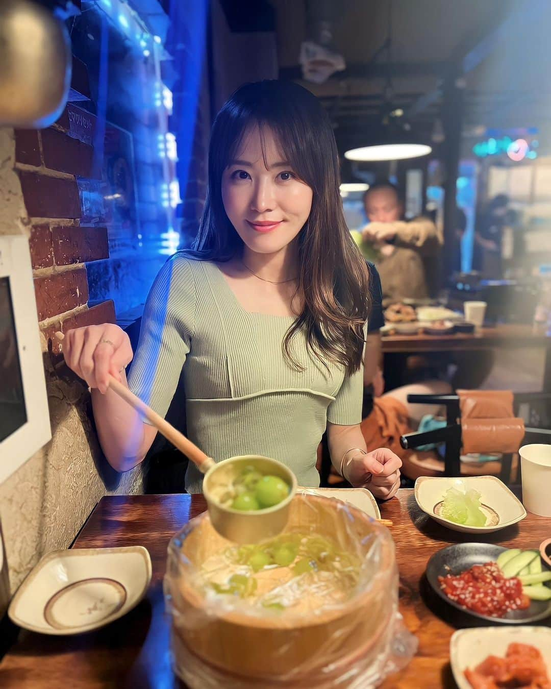 佐野真彩のインスタグラム：「新大久保へ🇰🇷 シャインマスカット入りの樽酒が美味しかった🍇 他にはない珍しい韓国料理が多かったです。 また行きたいお店！  #新大久保グルメ #マッコリの物語　#チャミスル」