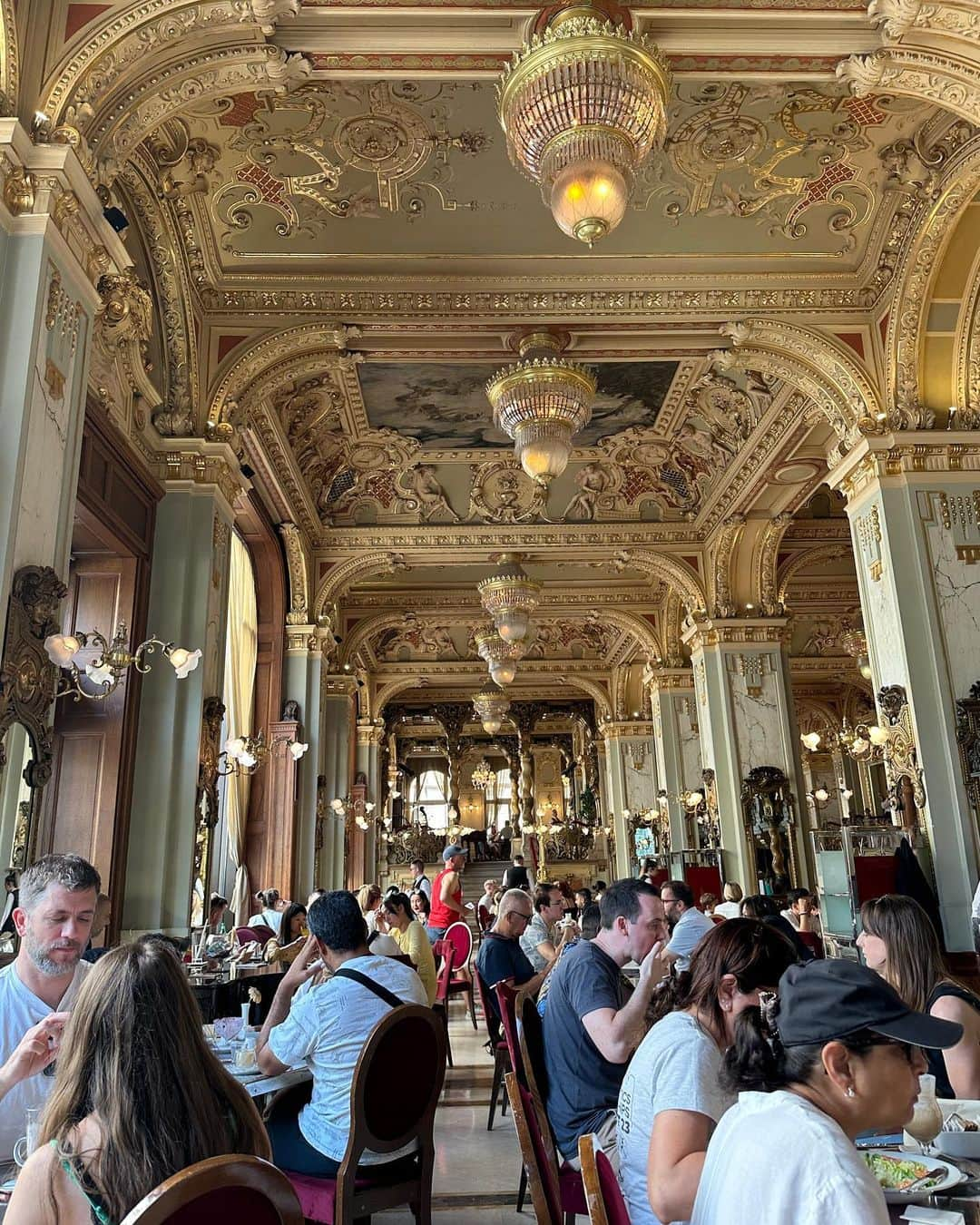 新田朝子さんのインスタグラム写真 - (新田朝子Instagram)「One of most beautiful cafe in the world @newyork_cafe_budapest ♡  #budapest #hungary #travelphotography #cafe #cafelover   #ブダペスト #ハンガリー #東欧 #カフェ巡り部 #海外カフェ #海外旅行好きな人と繋がりたい #海外在住 #中東在住 #🇭🇺 #☕️」8月25日 23時20分 - asako.nitta